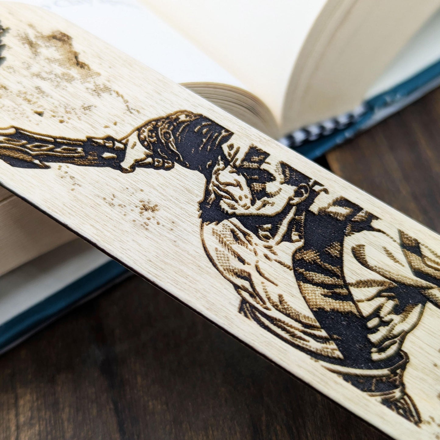 Segnalibro in legno Kratos, design inciso ispirato a God of War