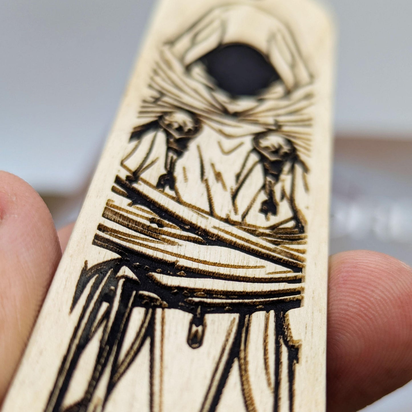 Segnalibro in legno ispirato al Dungeon Master – Misteriosa figura incappucciata fantasy – Regalo DnD per giocatori e lettori dark fantasy