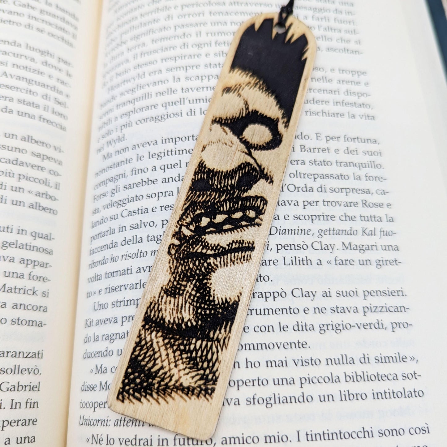 Segnalibro in legno ispirato a Berserk – Arte manga Zodd l'immortale – Realizzato in legno sottile – Regalo anime per lettori collezionisti
