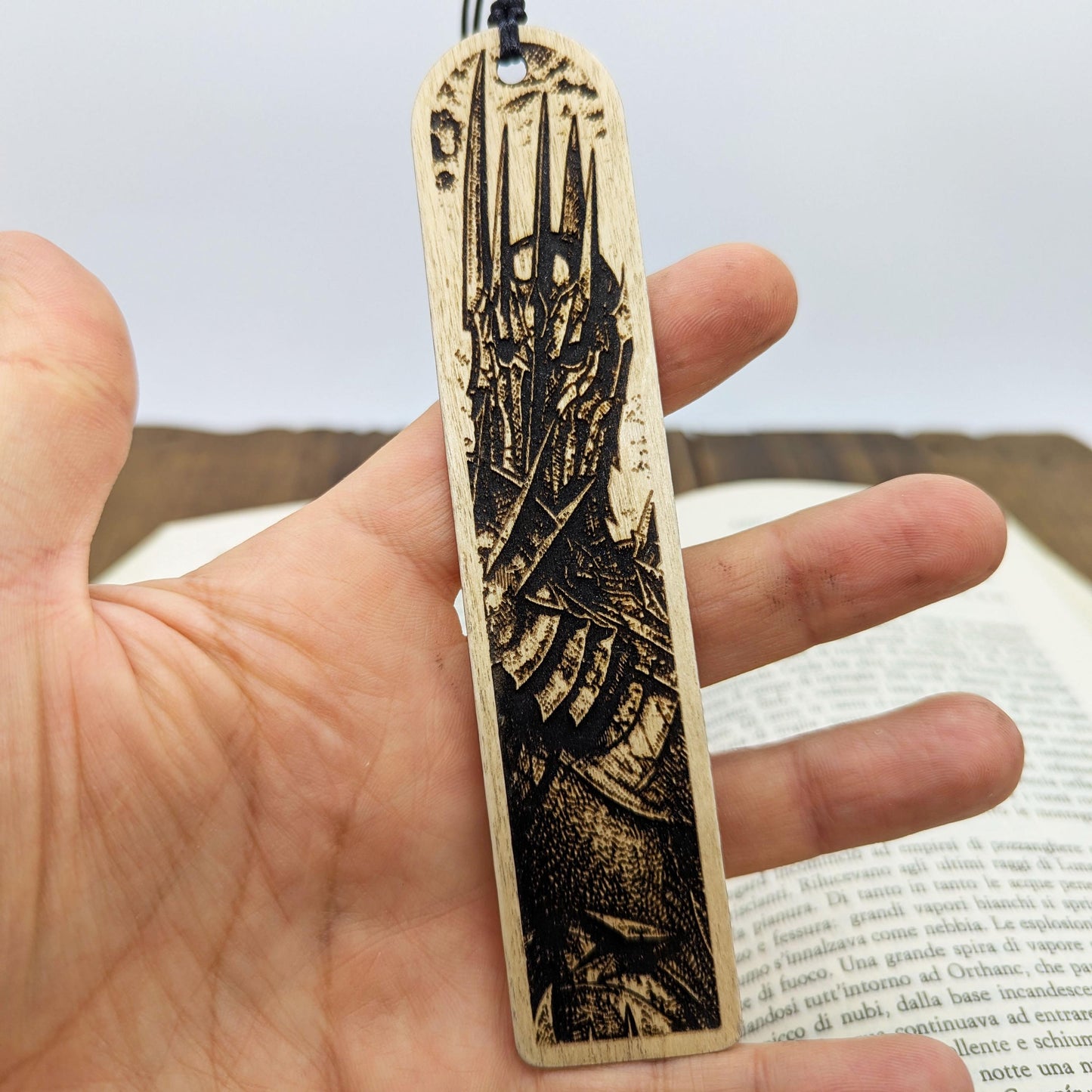 Segnalibro in legno Sauron, design inciso ispirato al Signore Oscuro de Il Signore degli Anelli