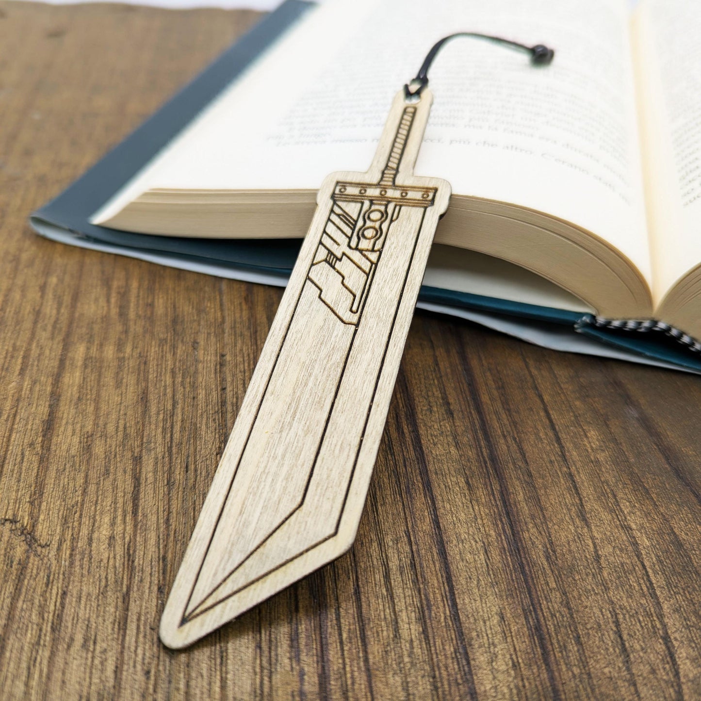 Segnalibro in legno ispirato alla Buster Sword di Cloud Strife da Final Fantasy VII – Idea regalo per gamer e fan dei JRPG