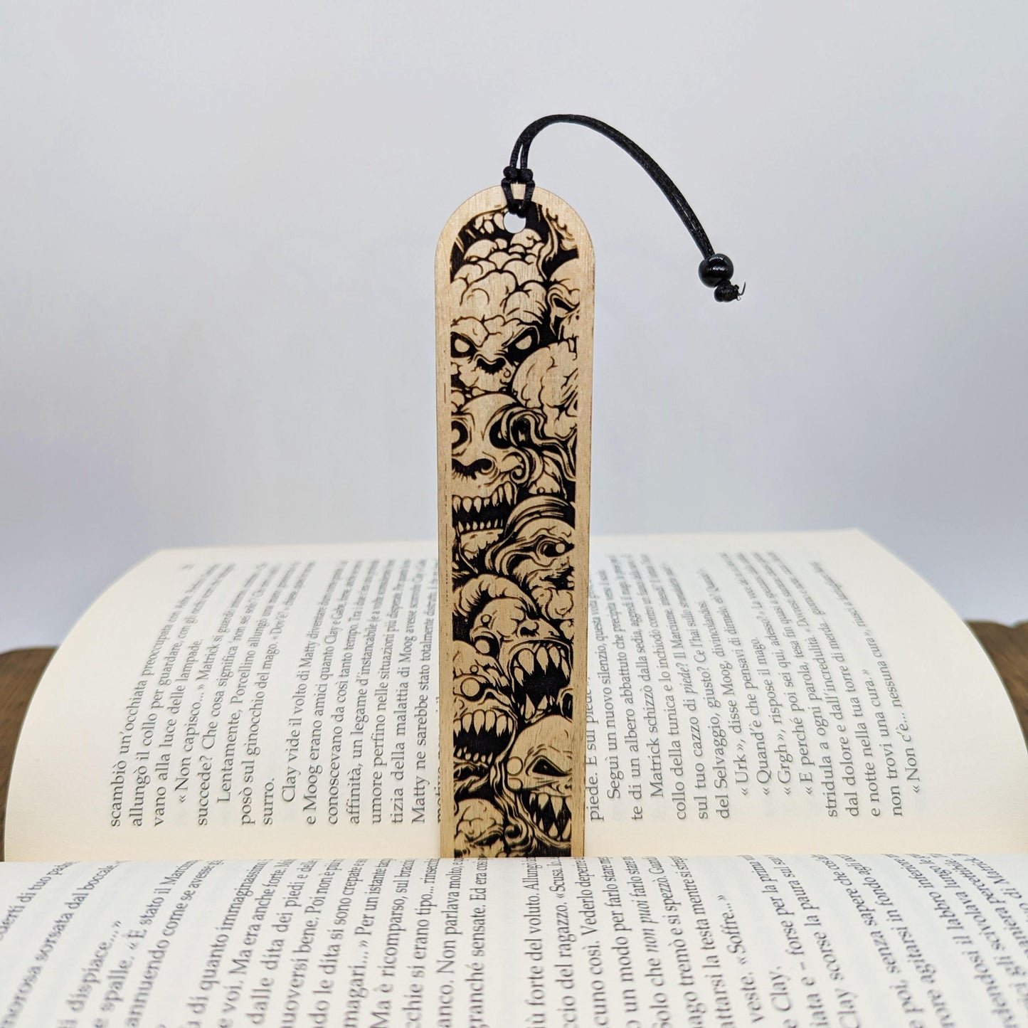 Segnalibro in legno raffigurante un orda di mostri Lovecraftiani – Regalo fantasy horror per lettori e giocatori di ruolo – Design grimdark