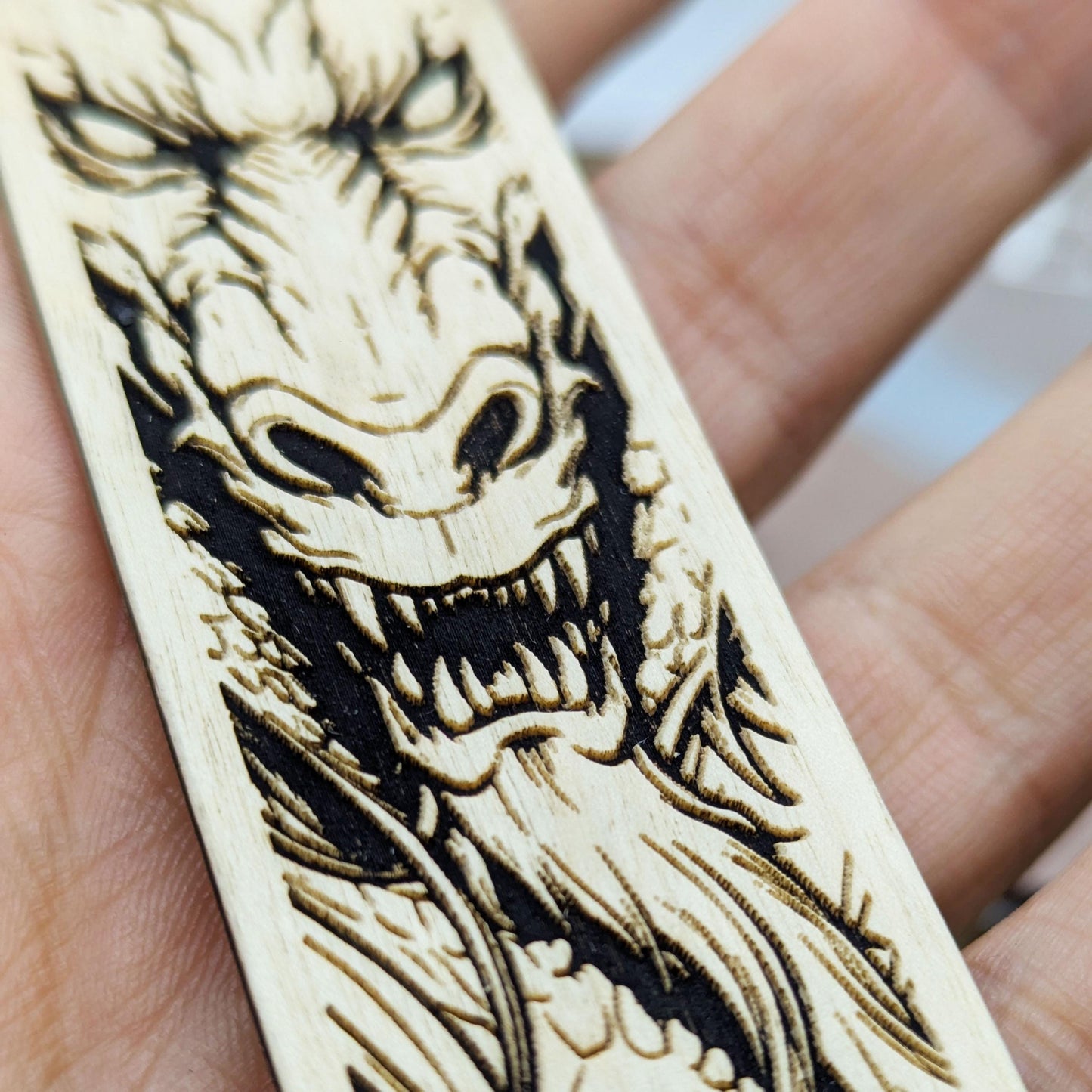 Segnalibro in legno con drago – Incisione fantasy per amanti dei libri e delle storie epiche – Idea regalo per lettori e giocatori di ruolo