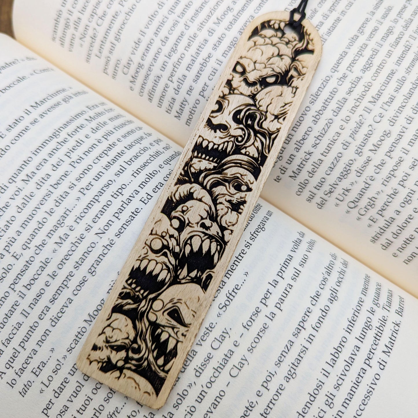 Segnalibro in legno raffigurante un orda di mostri Lovecraftiani – Regalo fantasy horror per lettori e giocatori di ruolo – Design grimdark