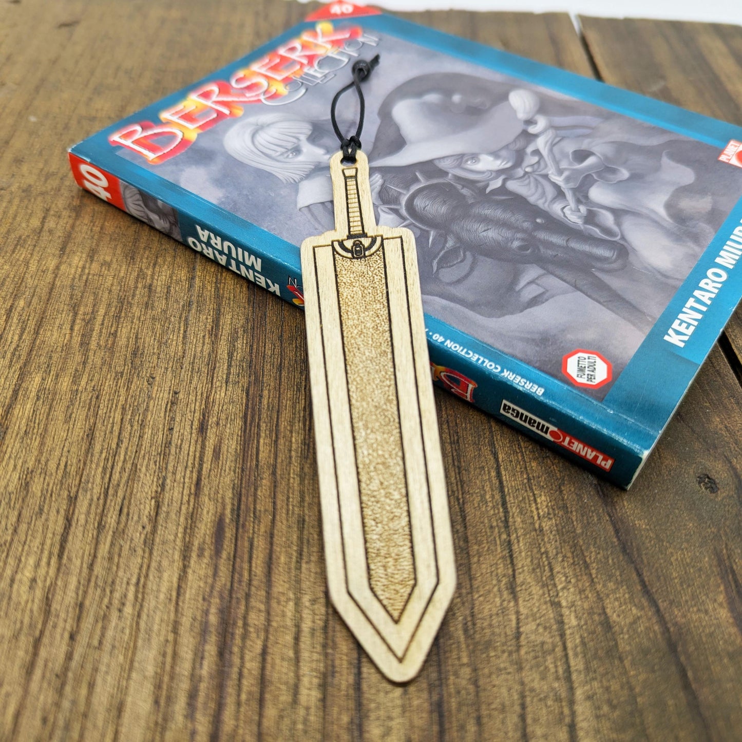 Segnalibro in legno ispirato alla Ammazza Draghi di Guts o Gatsu dal manga anime Berserk – Idea regalo dark fantasy per lettori e gamer