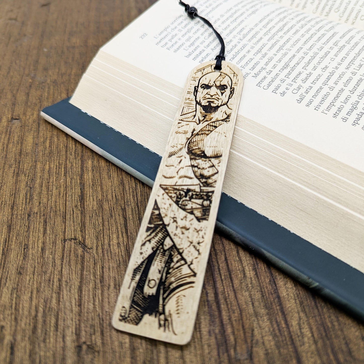 Segnalibro in legno Kratos, design ispirato al guerriero di God of War