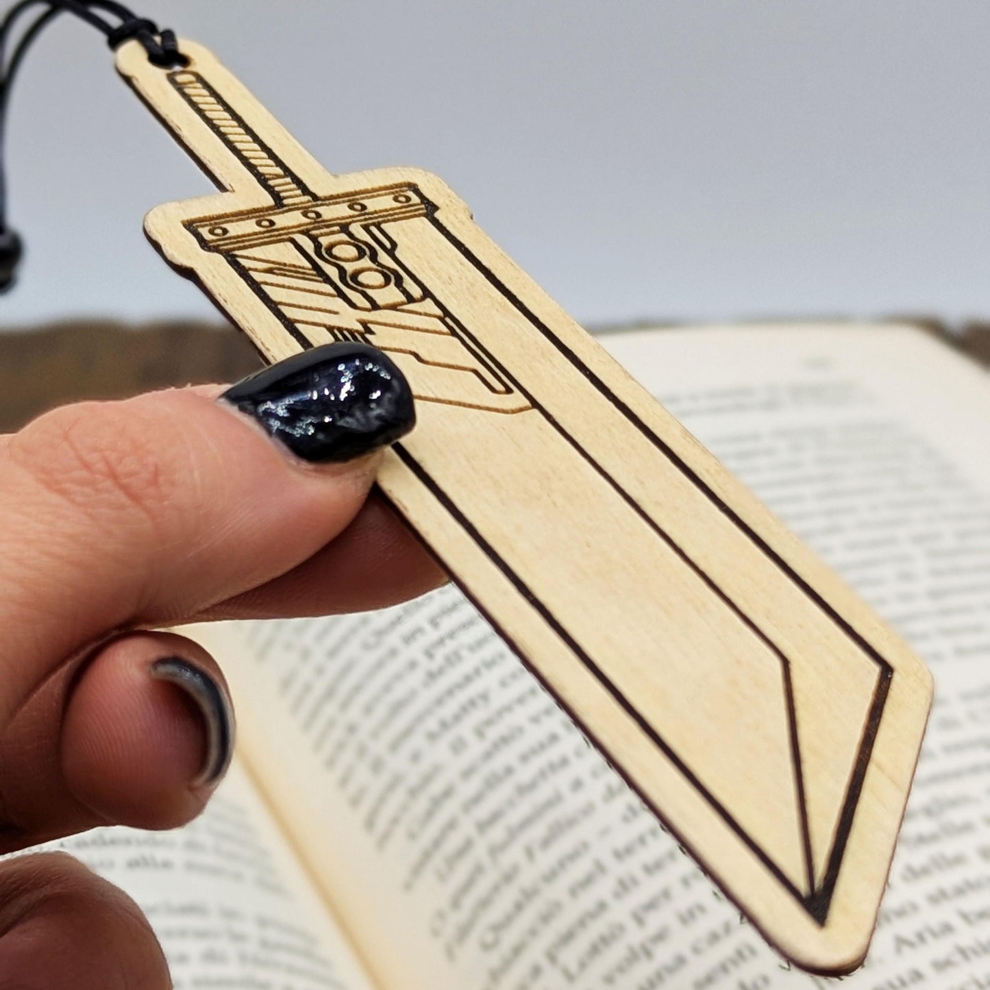 Segnalibro in legno ispirato alla Buster Sword di Cloud Strife da Final Fantasy VII – Idea regalo per gamer e fan dei JRPG