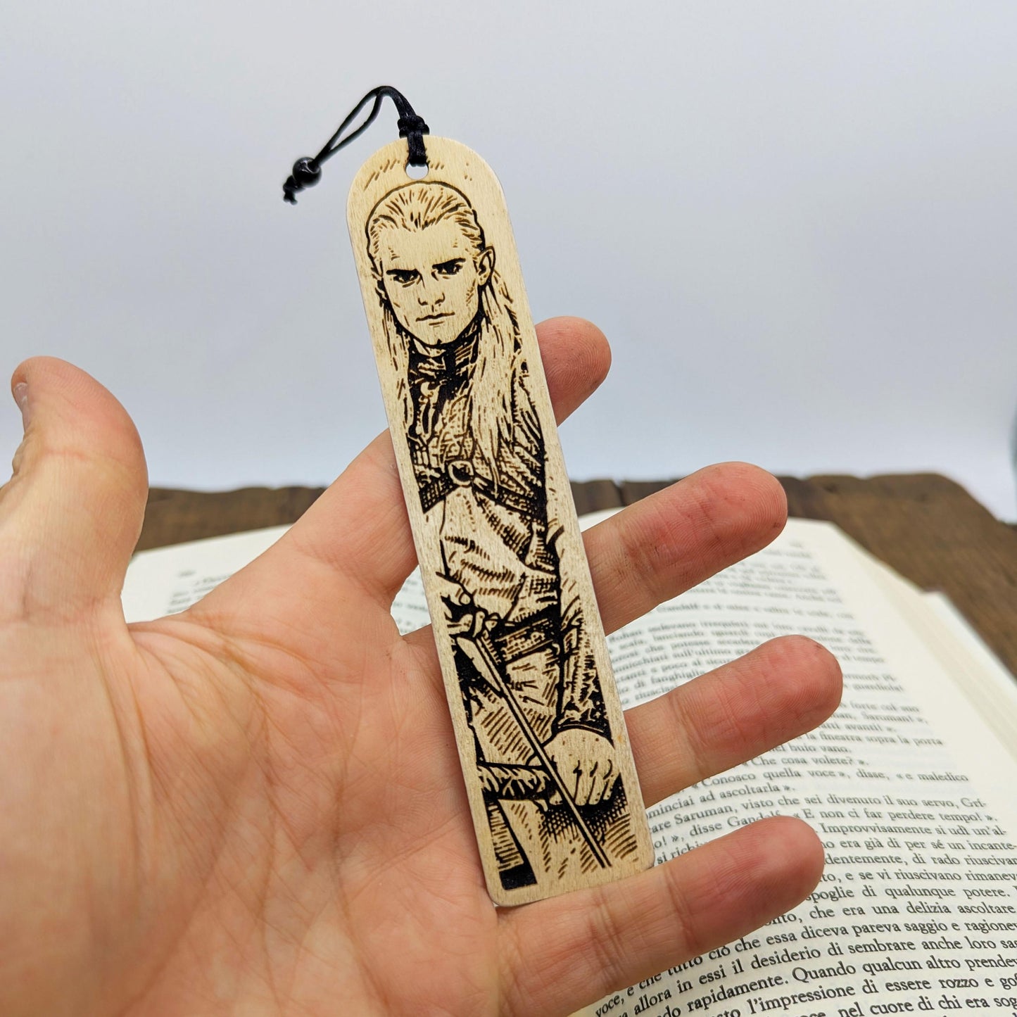 Segnalibro in legno Legolas, design inciso ispirato agli Elfi de Il Signore degli Anelli