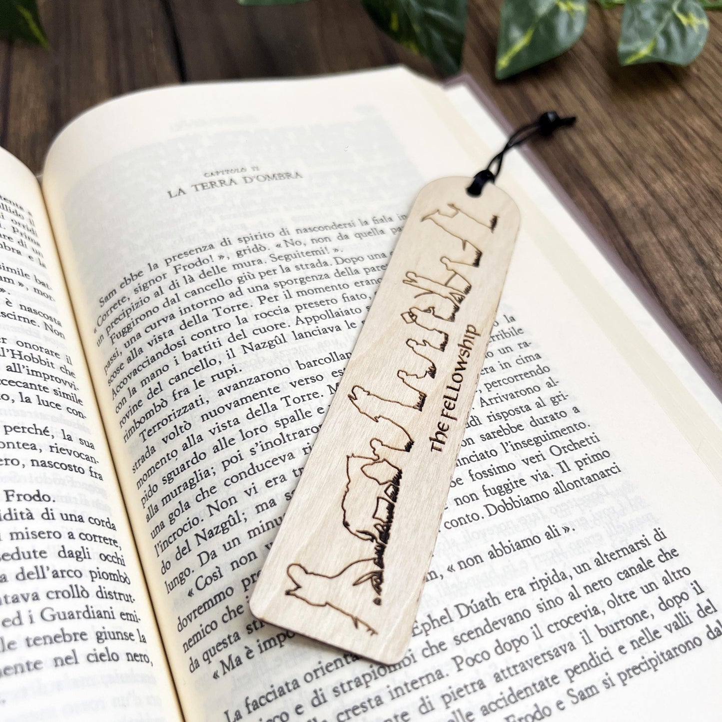 Segnalibro in legno Il Signore degli Anelli – Silhouette della Compagnia dell’Anello – Idea regalo fantasy per lettori e fan di Tolkien