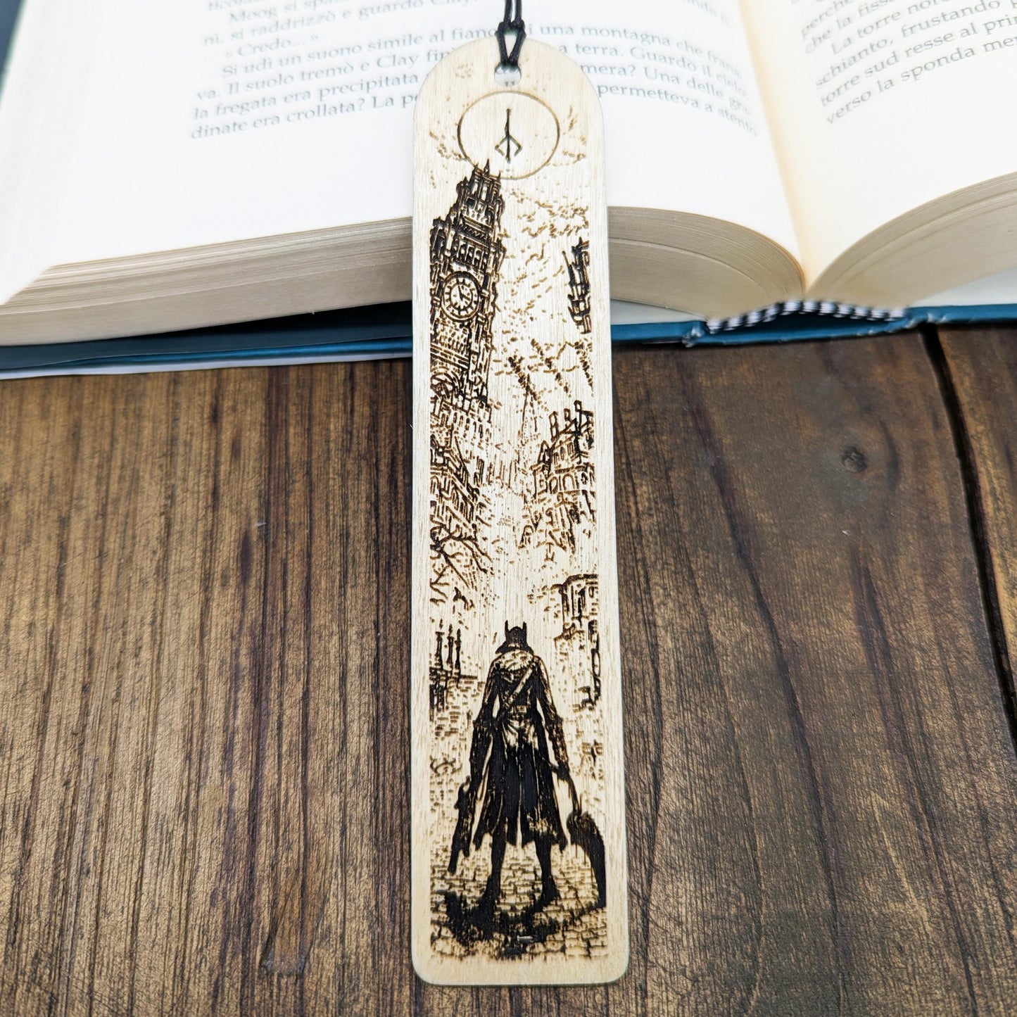 Segnalibro in legno ispirato a Bloodborne con cacciatore gotico a Yharnam regalo gamer