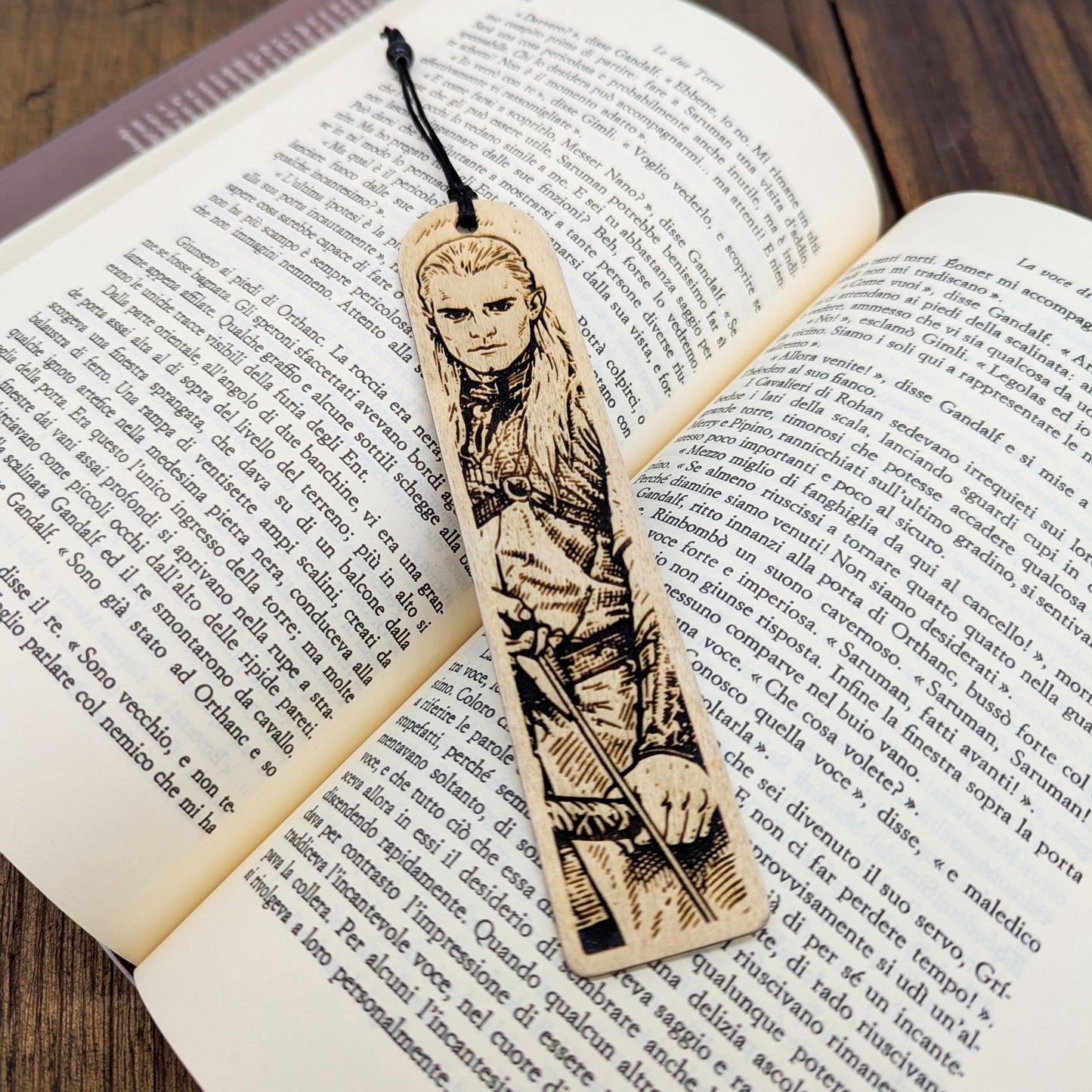 Segnalibro in legno Legolas, design inciso ispirato agli Elfi de Il Signore degli Anelli