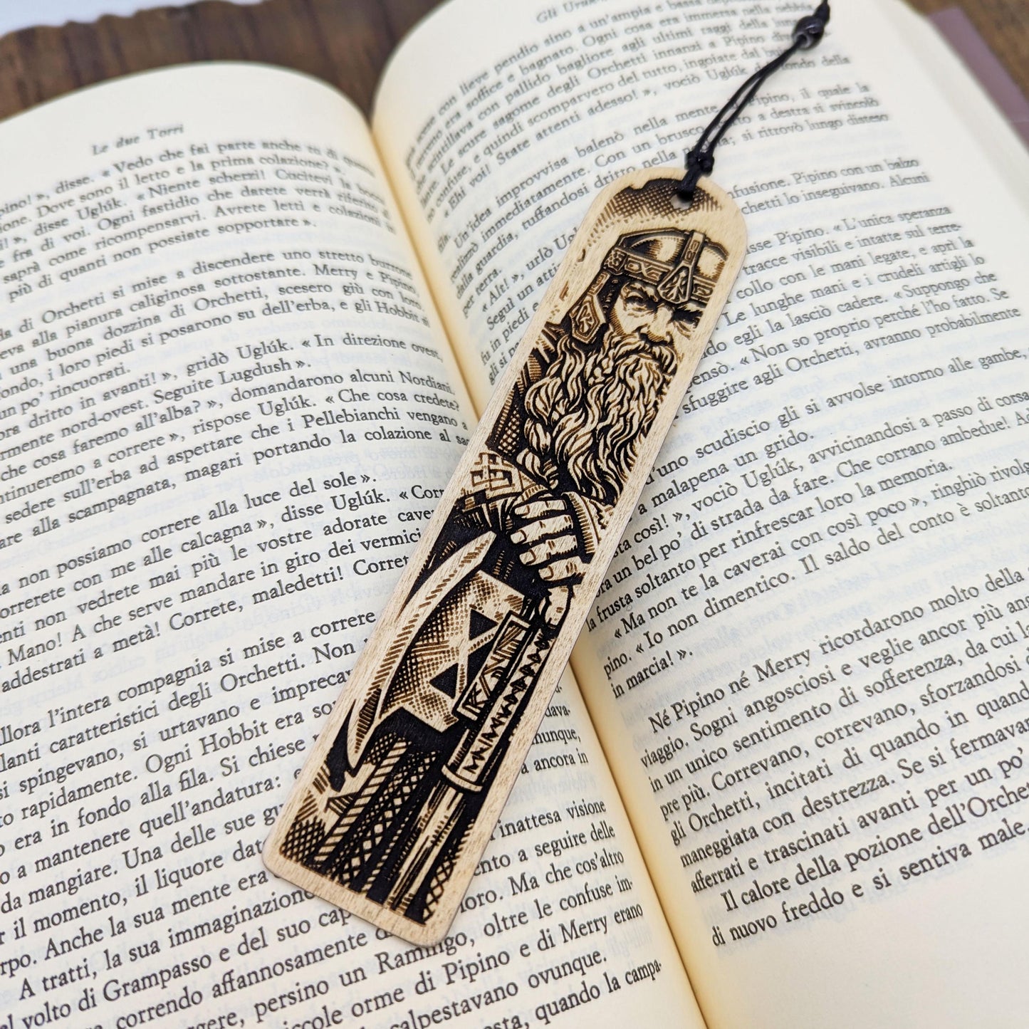 Segnalibro in legno Gimli, design inciso ispirato ai Nani de Il Signore degli Anelli