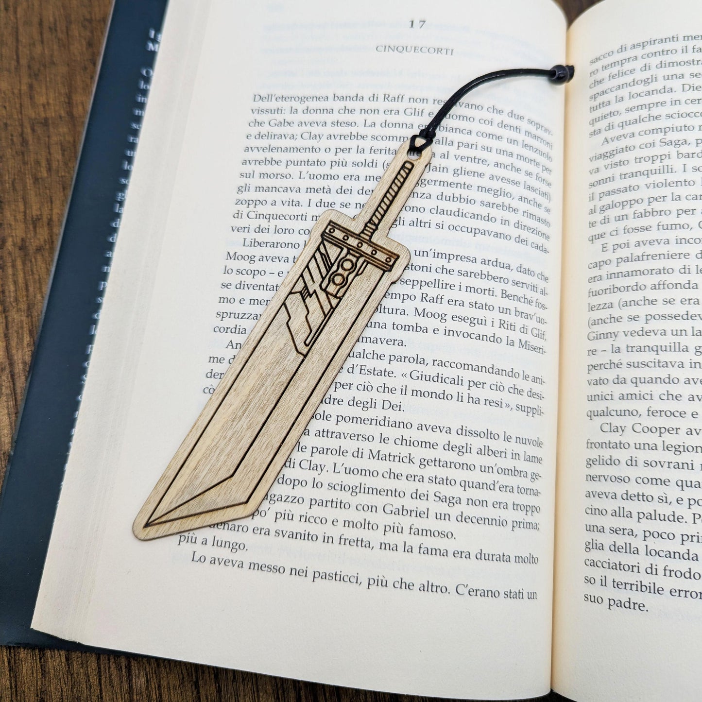Segnalibro in legno ispirato alla Buster Sword di Cloud Strife da Final Fantasy VII – Idea regalo per gamer e fan dei JRPG