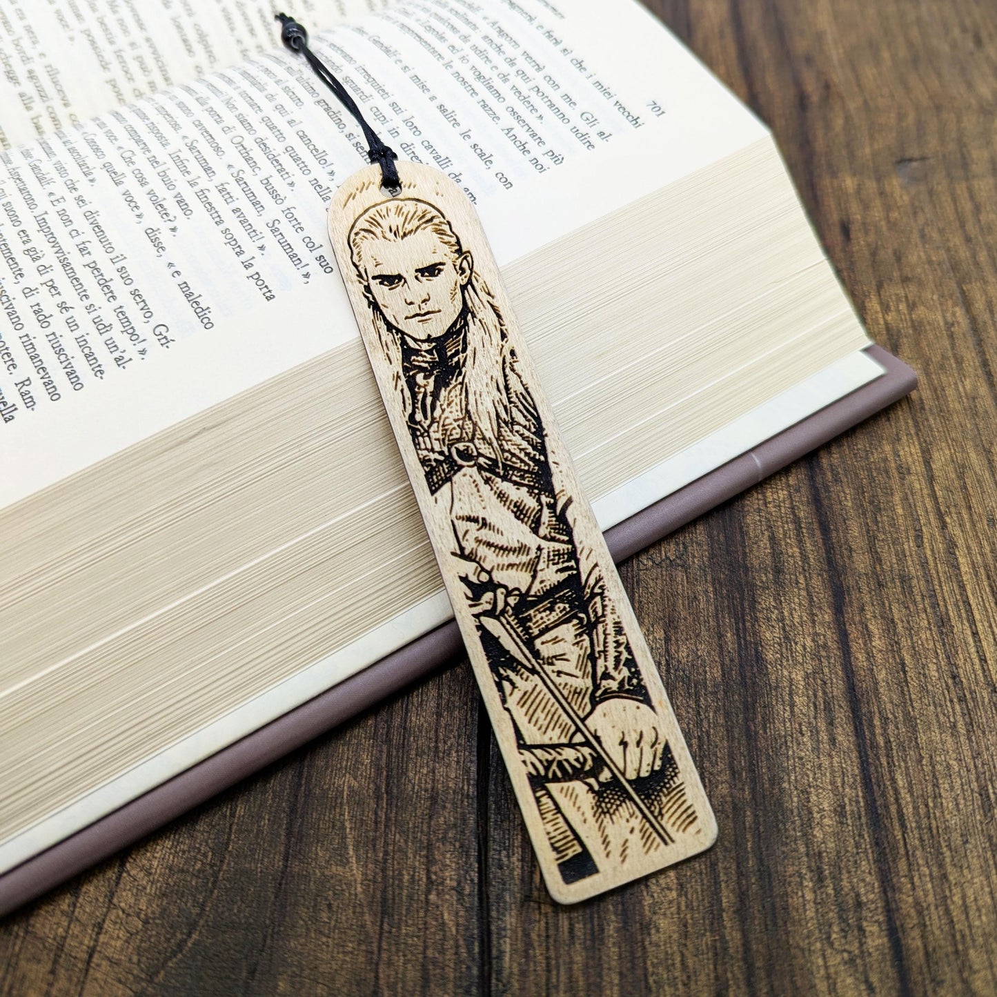 Segnalibro in legno Legolas, design inciso ispirato agli Elfi de Il Signore degli Anelli
