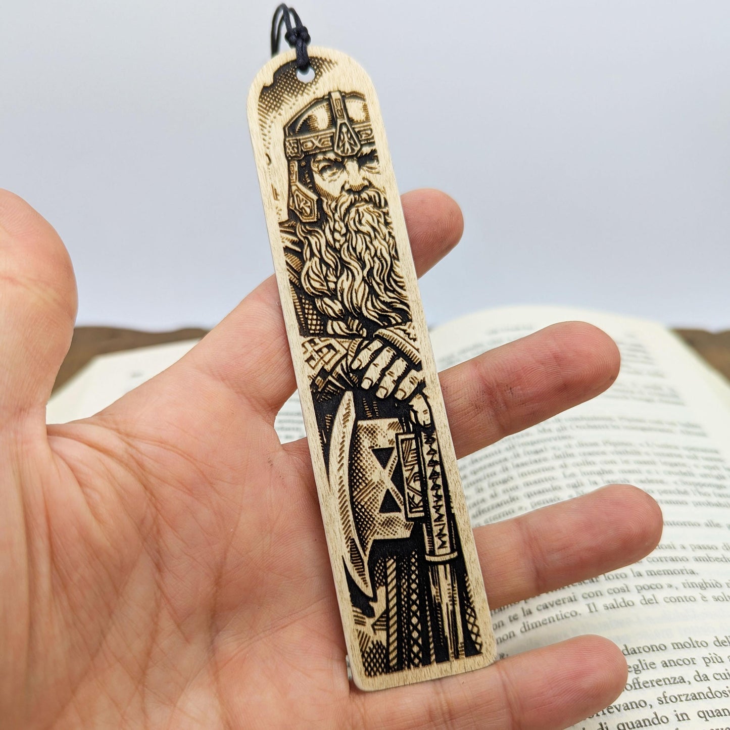 Segnalibro in legno Gimli, design inciso ispirato ai Nani de Il Signore degli Anelli
