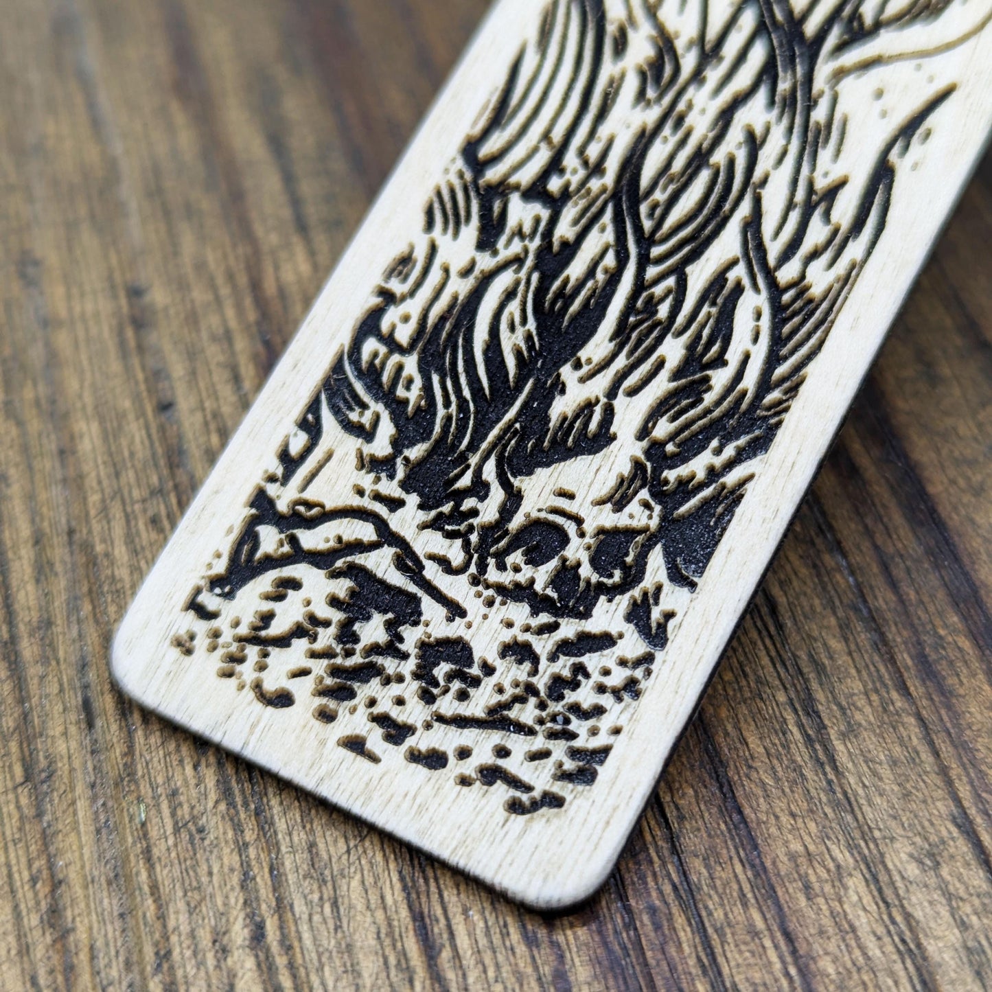 Segnalibro in legno Dark Souls ispirato all'iconico falò con la spada piantata – Idea regalo per gamer e lettori che amano la saga