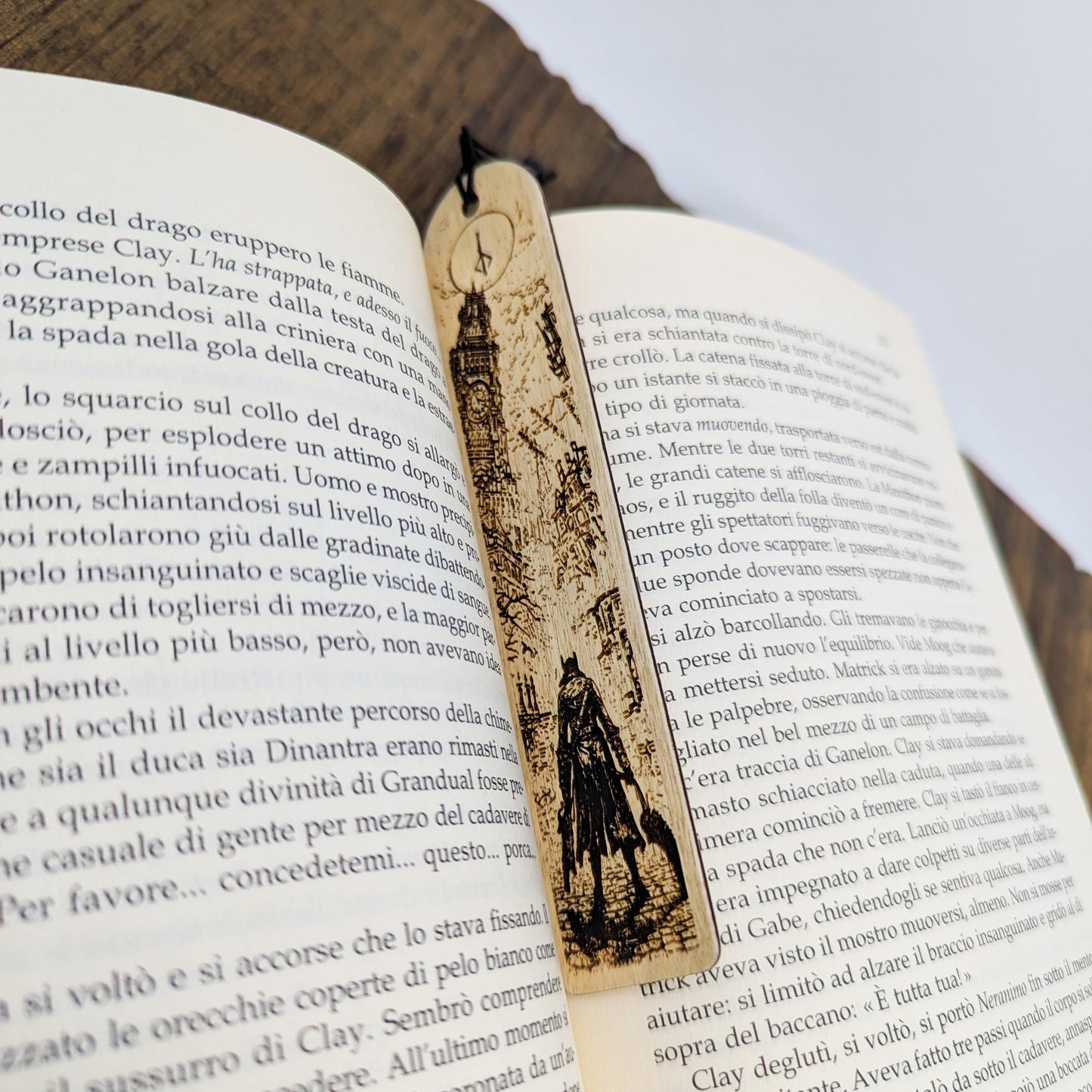 Segnalibro in legno ispirato a Bloodborne con cacciatore gotico a Yharnam regalo gamer