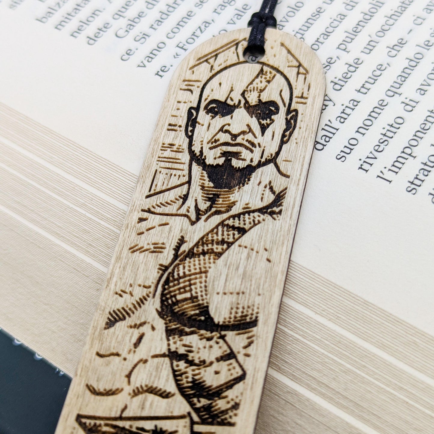 Segnalibro in legno Kratos, design ispirato al guerriero di God of War
