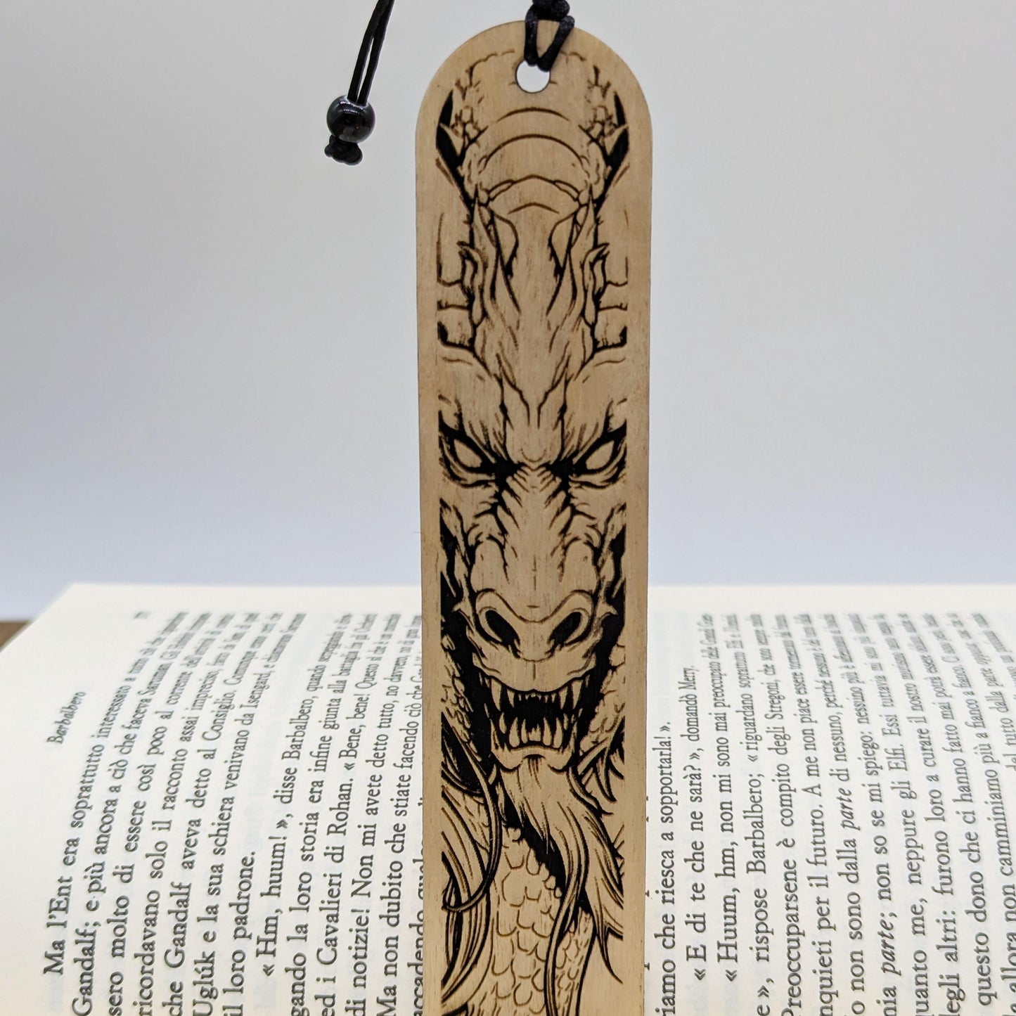 Segnalibro in legno con drago – Incisione fantasy per amanti dei libri e delle storie epiche – Idea regalo per lettori e giocatori di ruolo