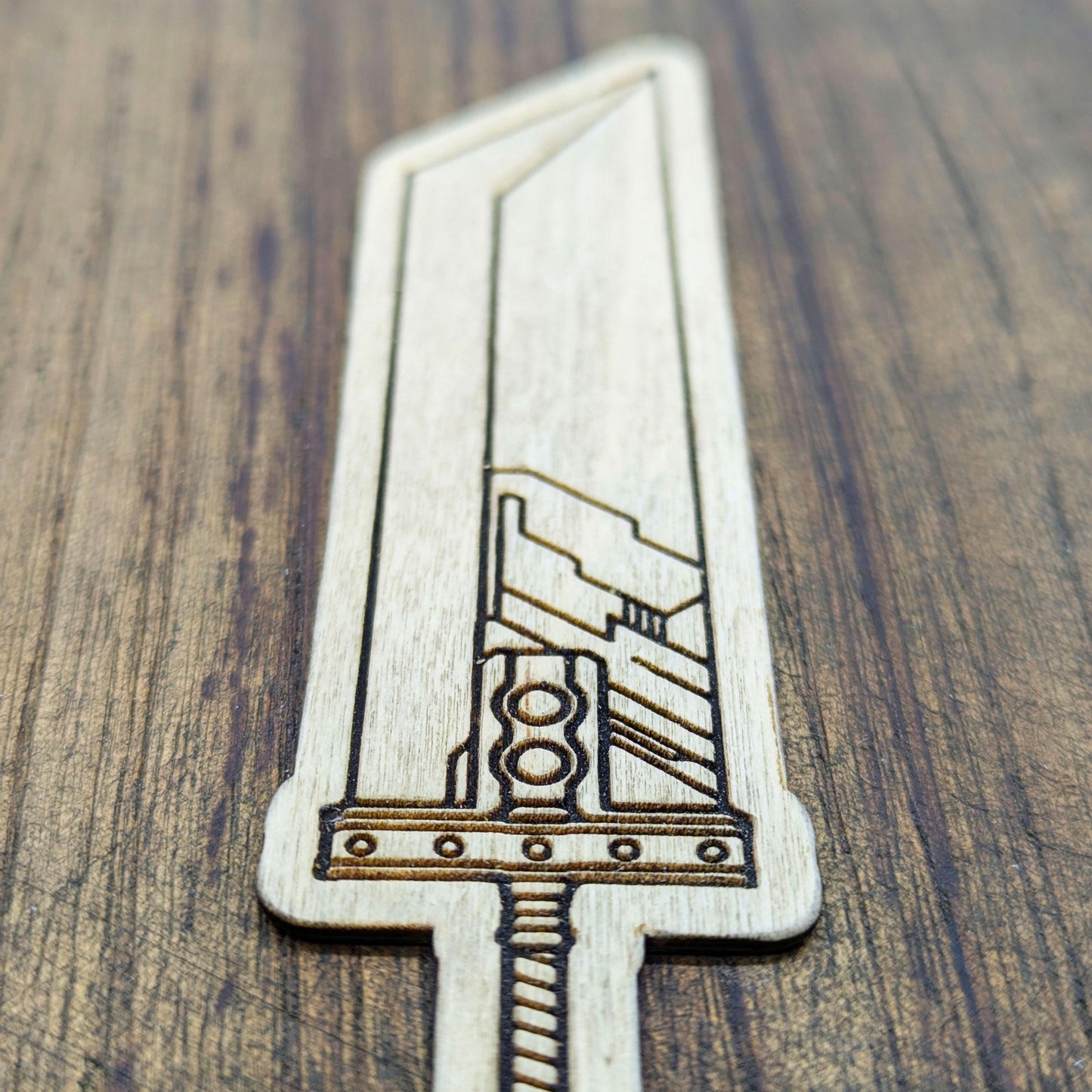 Segnalibro in legno ispirato alla Buster Sword di Cloud Strife da Final Fantasy VII – Idea regalo per gamer e fan dei JRPG