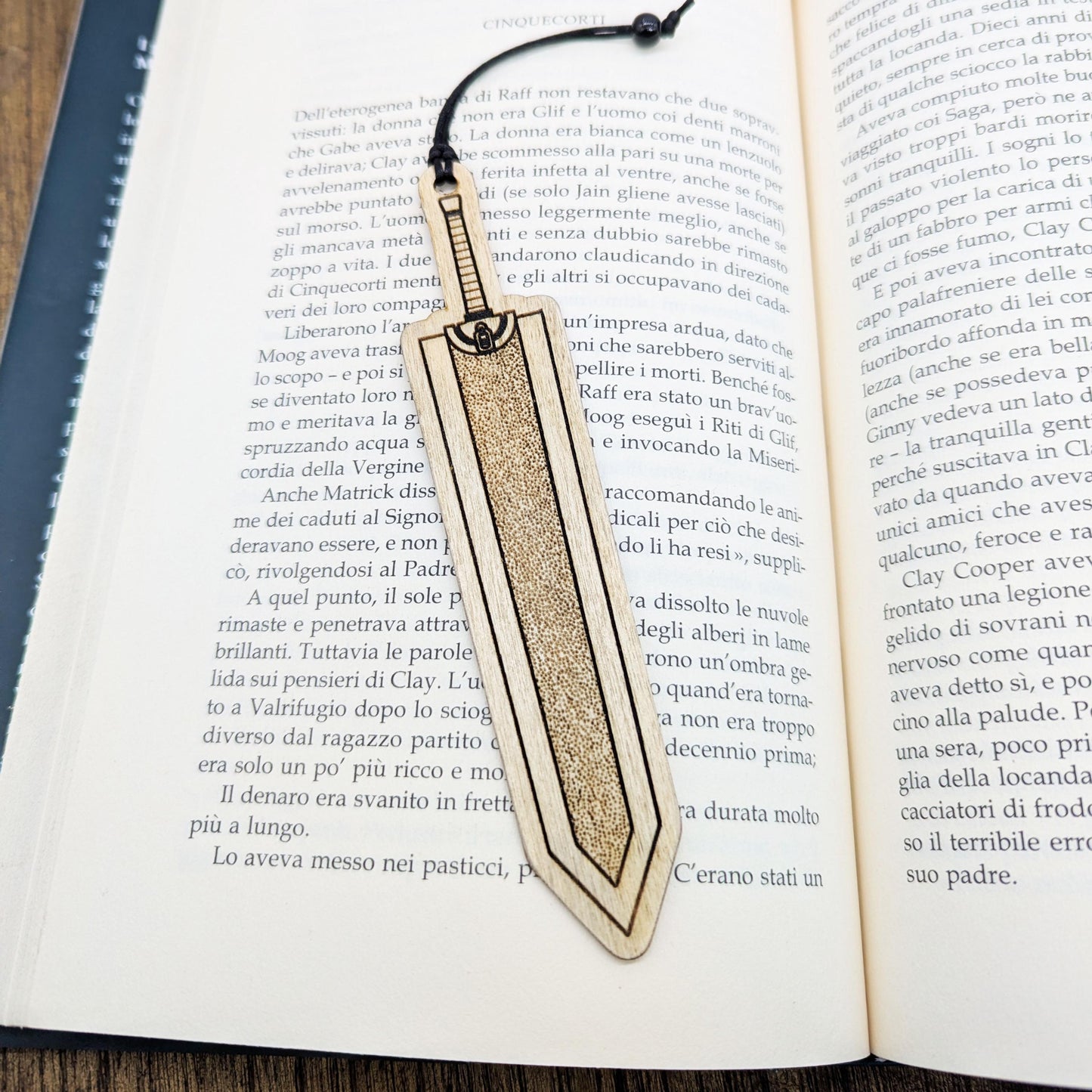 Segnalibro in legno ispirato alla Ammazza Draghi di Guts o Gatsu dal manga anime Berserk – Idea regalo dark fantasy per lettori e gamer