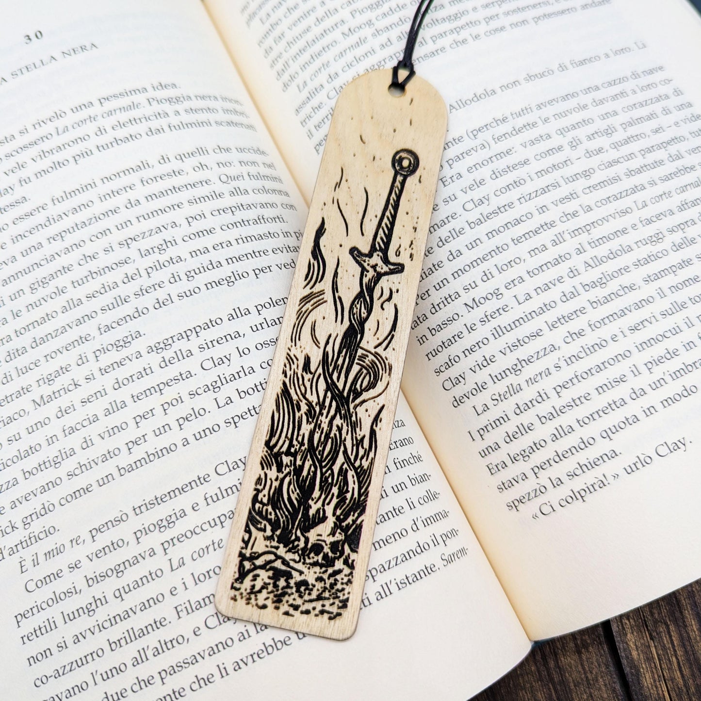 Segnalibro in legno Dark Souls ispirato all'iconico falò con la spada piantata – Idea regalo per gamer e lettori che amano la saga