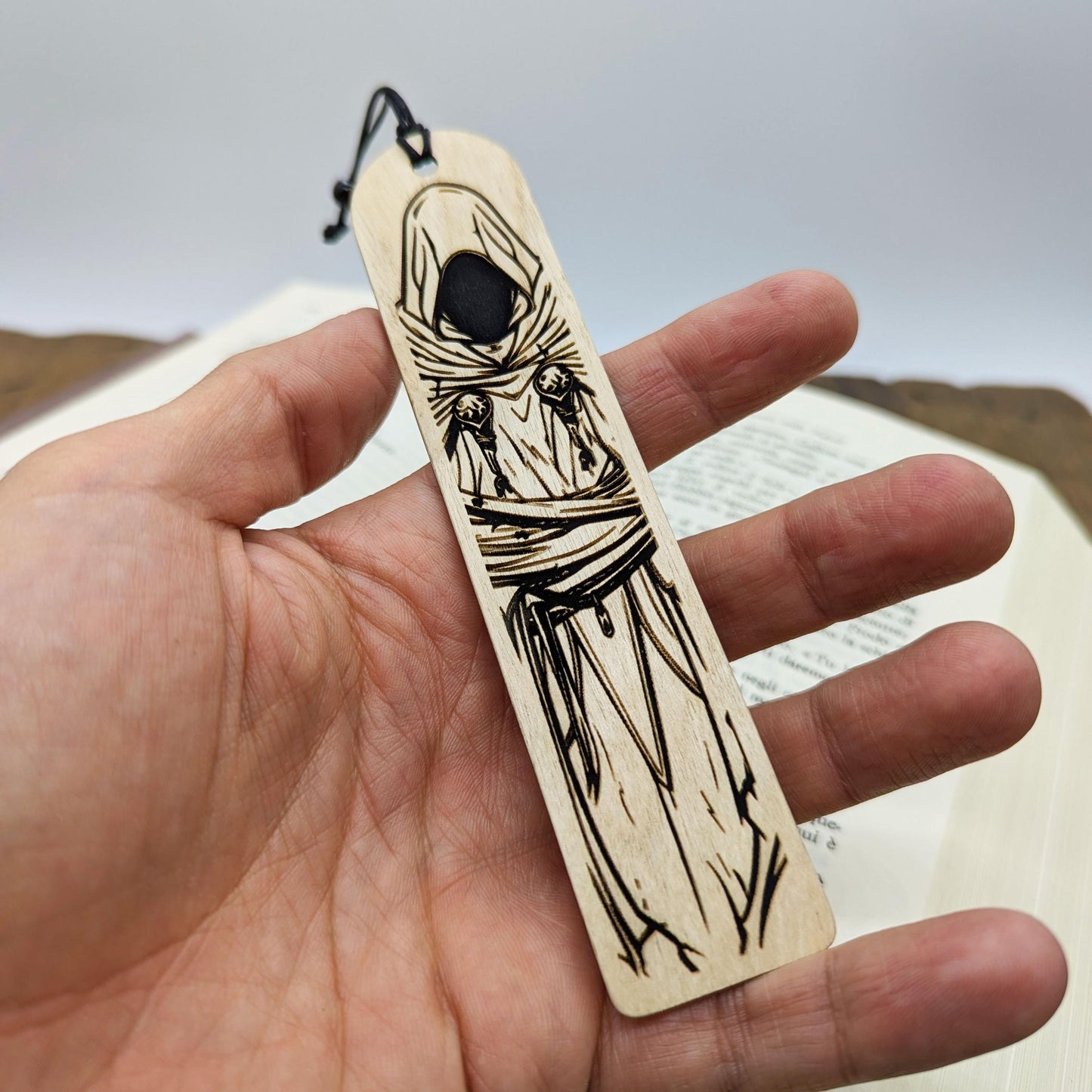 Segnalibro in legno ispirato al Dungeon Master – Misteriosa figura incappucciata fantasy – Regalo DnD per giocatori e lettori dark fantasy