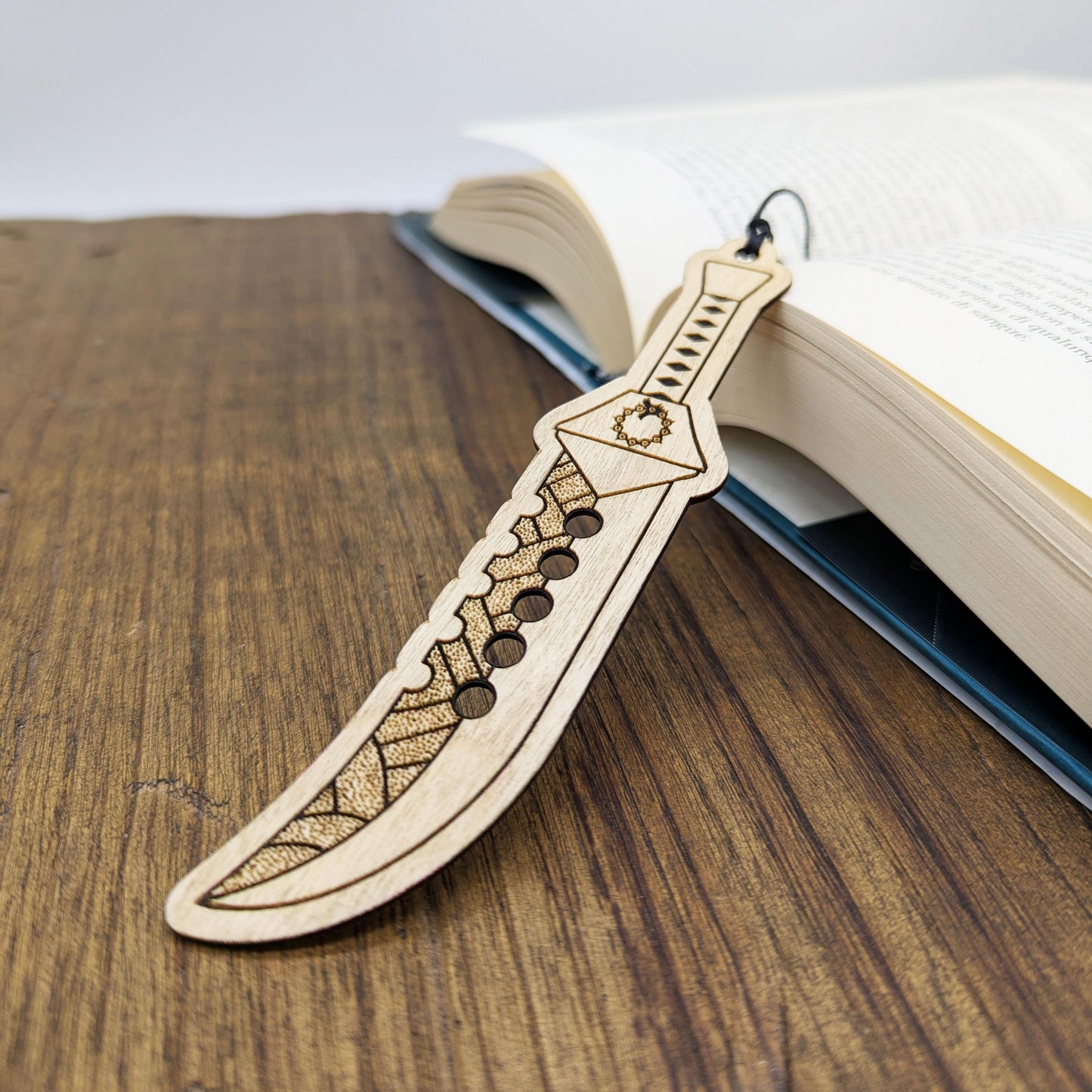 Segnalibro in legno ispirato alla spada di Meliodas Lostvayne, da Seven Deadly Sins – Ideale per amanti di anime e manga shonen
