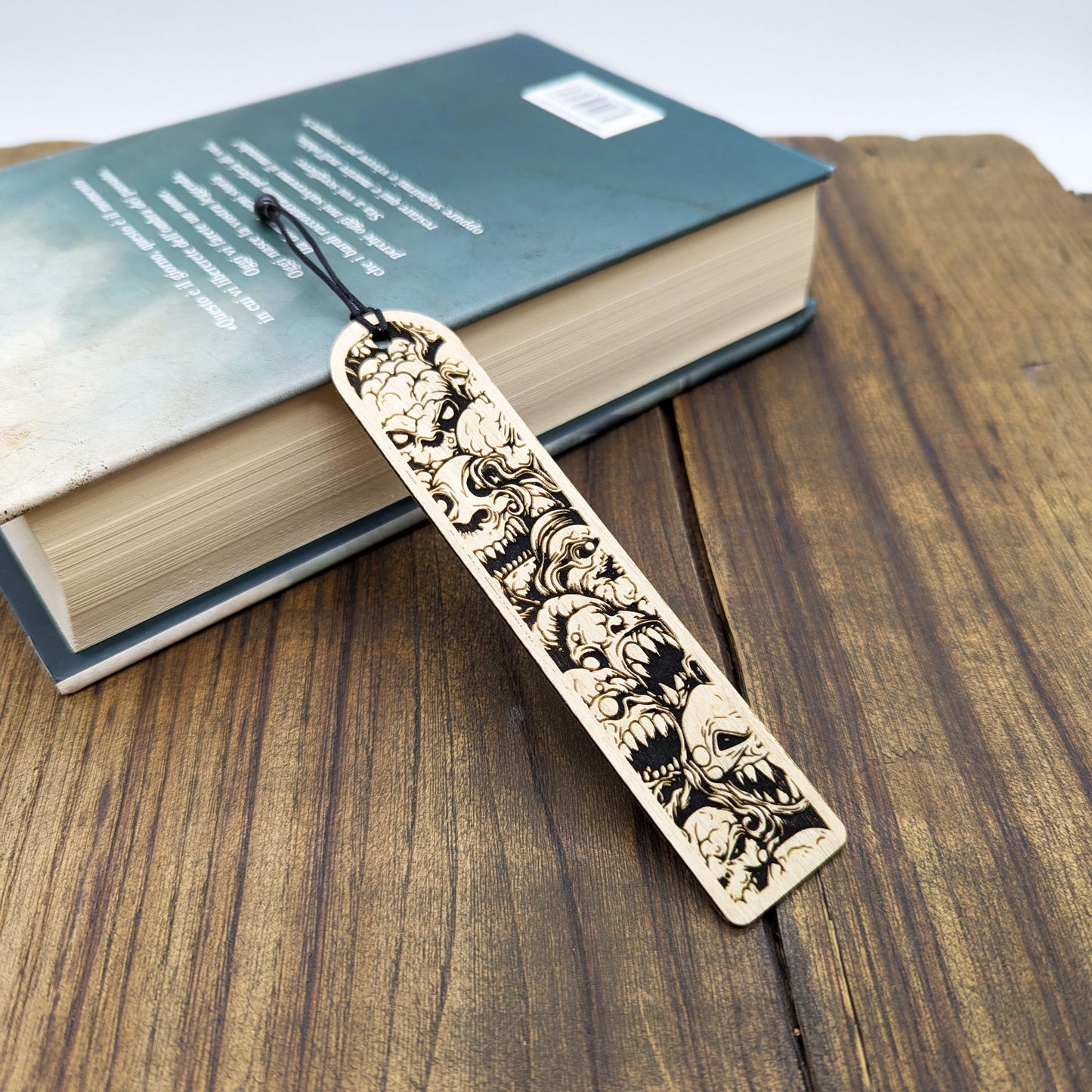 Segnalibro in legno raffigurante un orda di mostri Lovecraftiani – Regalo fantasy horror per lettori e giocatori di ruolo – Design grimdark
