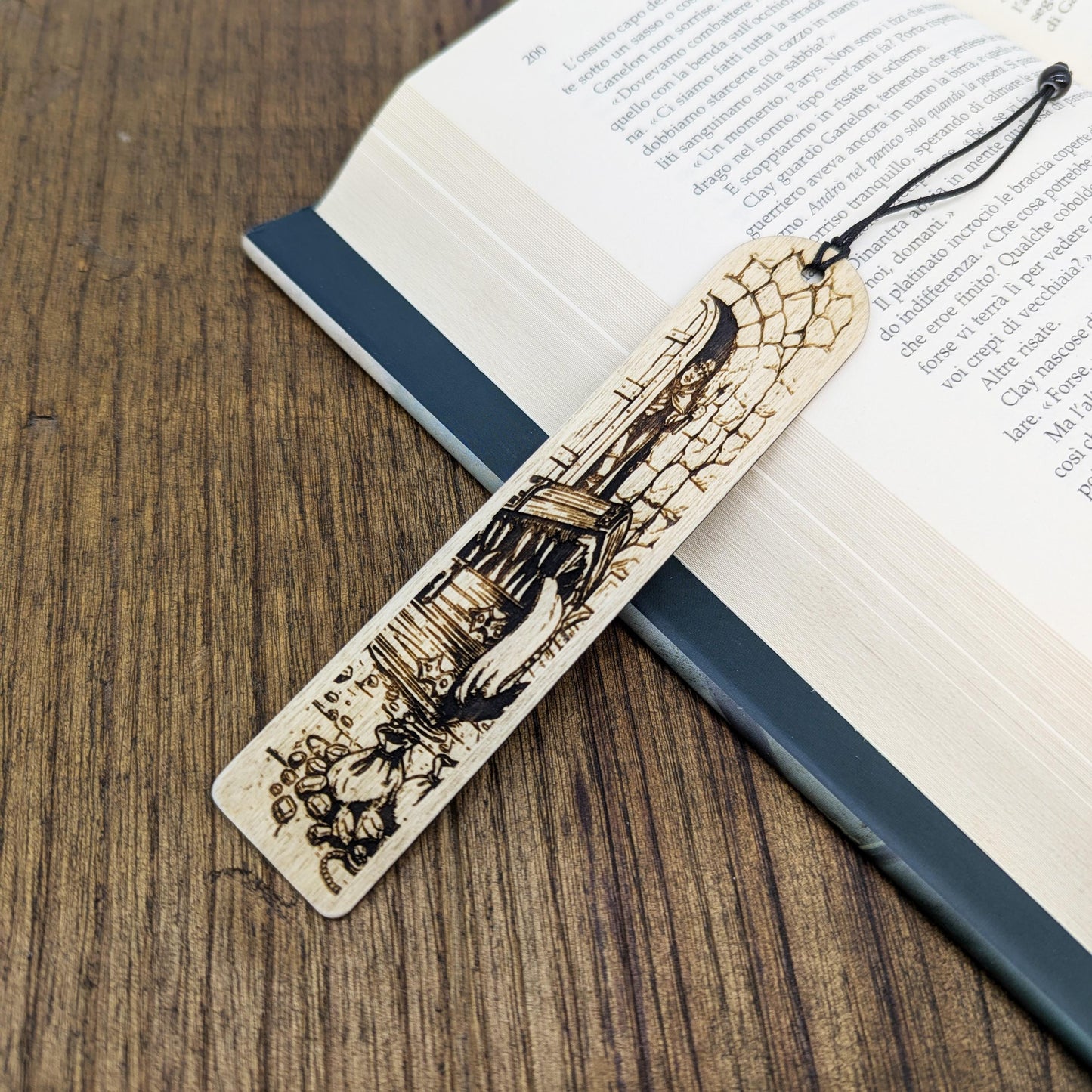 Segnalibro Mimic in legno inciso, mostro fantasy DnD perfetto come regalo