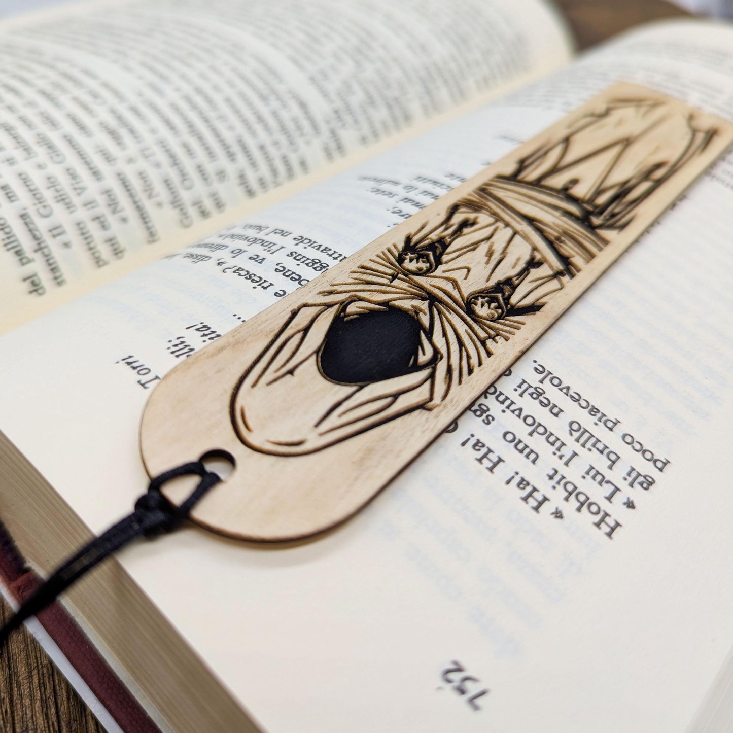 Segnalibro in legno ispirato al Dungeon Master – Misteriosa figura incappucciata fantasy – Regalo DnD per giocatori e lettori dark fantasy