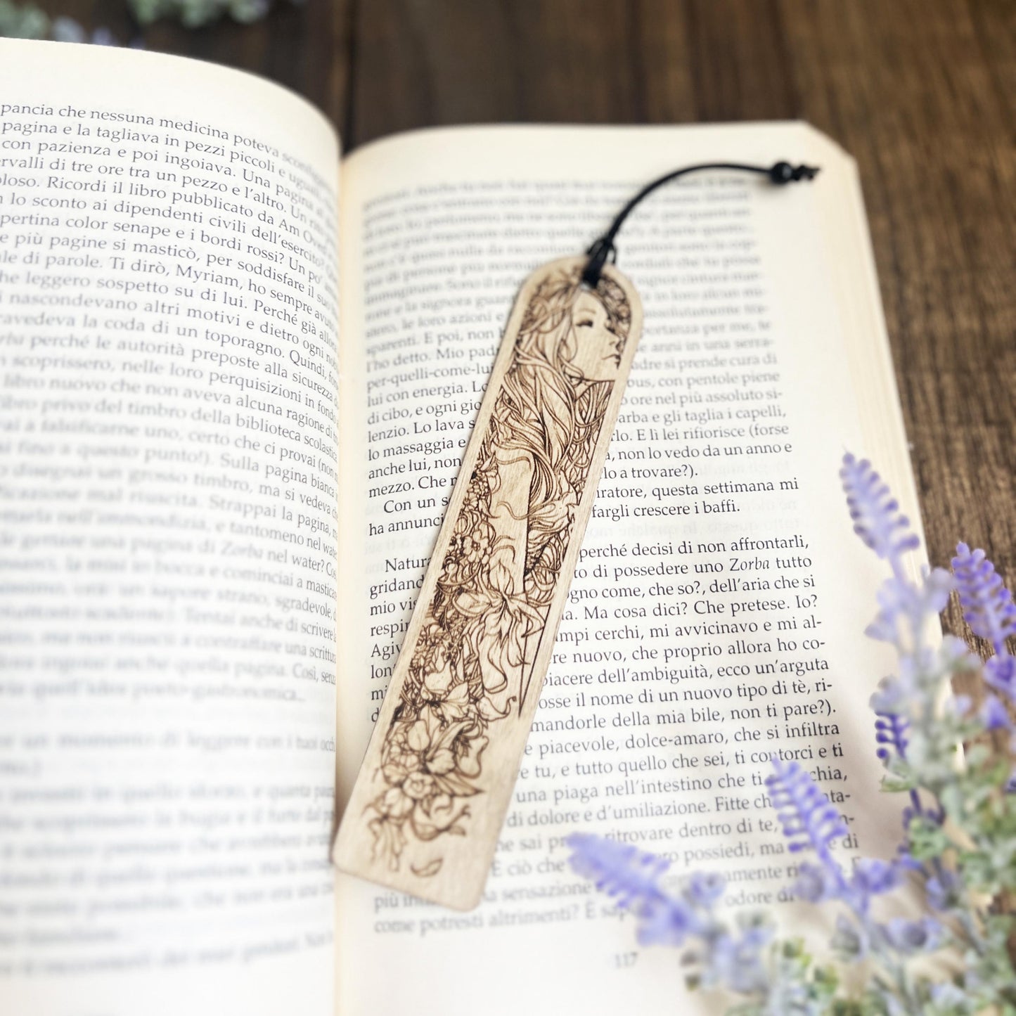 Segnalibro Madre Natura – Segnalibro in legno con donna floreale – Femminilità divina e spiritualità naturale – Idea regalo wiccan o pagana