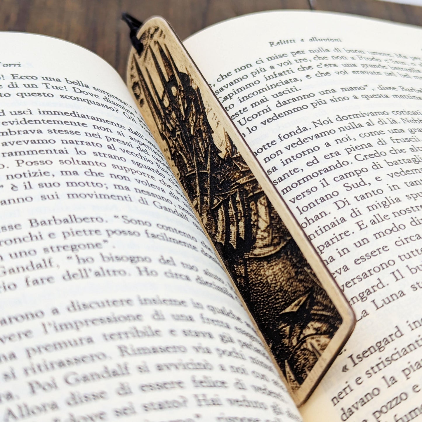 Segnalibro in legno Sauron, design inciso ispirato al Signore Oscuro de Il Signore degli Anelli