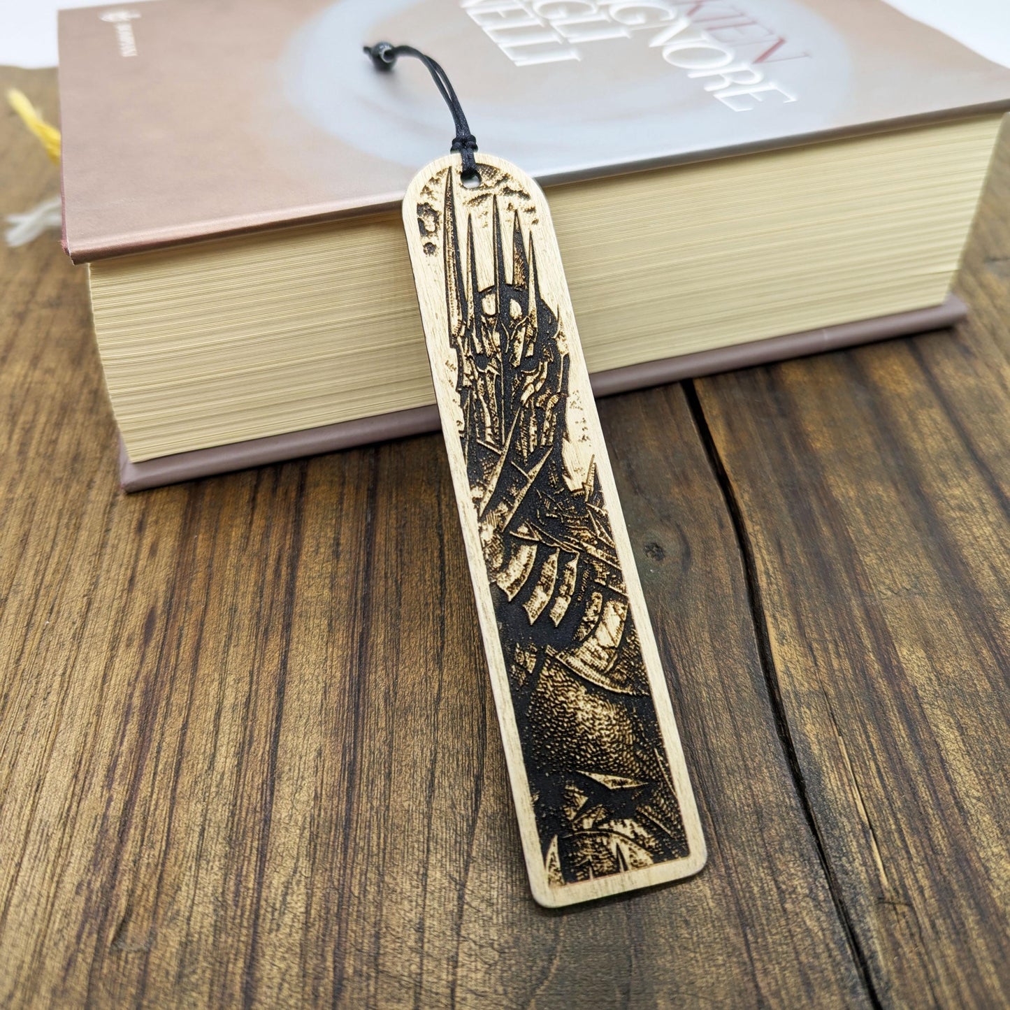 Segnalibro in legno Sauron, design inciso ispirato al Signore Oscuro de Il Signore degli Anelli