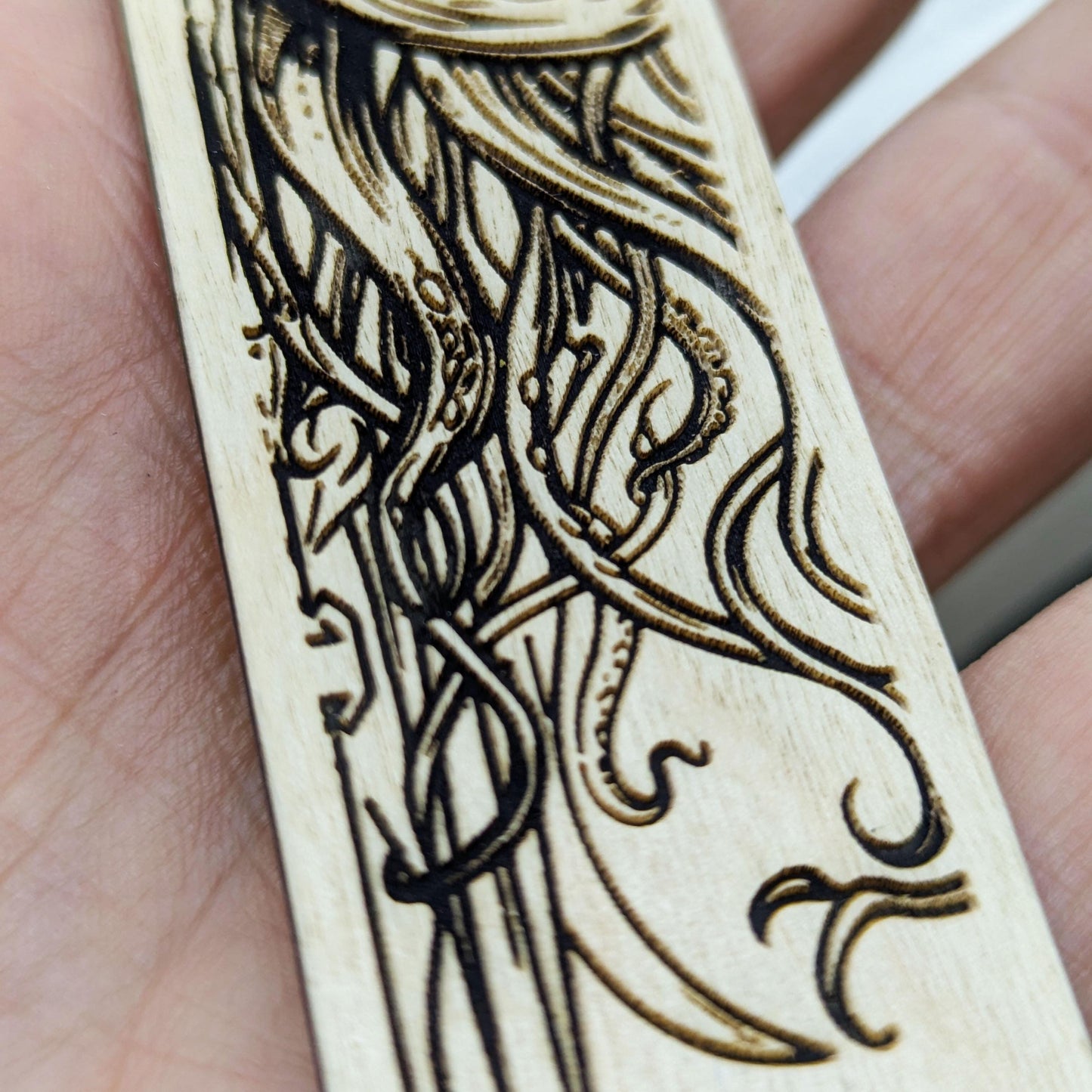 Segnalibro in legno raffigurante il Grande Antico Cthulhu – Regalo per lettori fantasy, horror, giocatori di ruolo e fan di H.P. Lovecraft