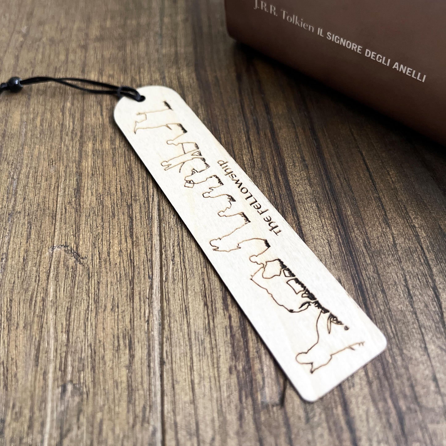 Segnalibro in legno Il Signore degli Anelli – Silhouette della Compagnia dell’Anello – Idea regalo fantasy per lettori e fan di Tolkien