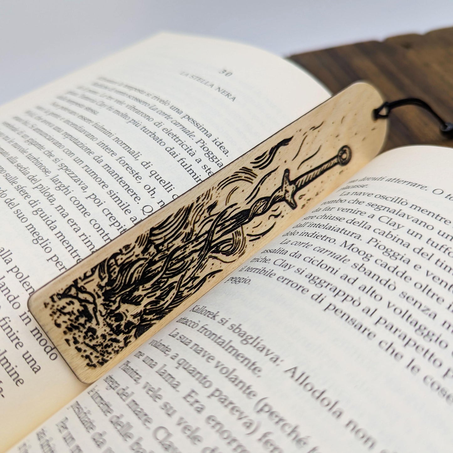 Segnalibro in legno Dark Souls ispirato all'iconico falò con la spada piantata – Idea regalo per gamer e lettori che amano la saga