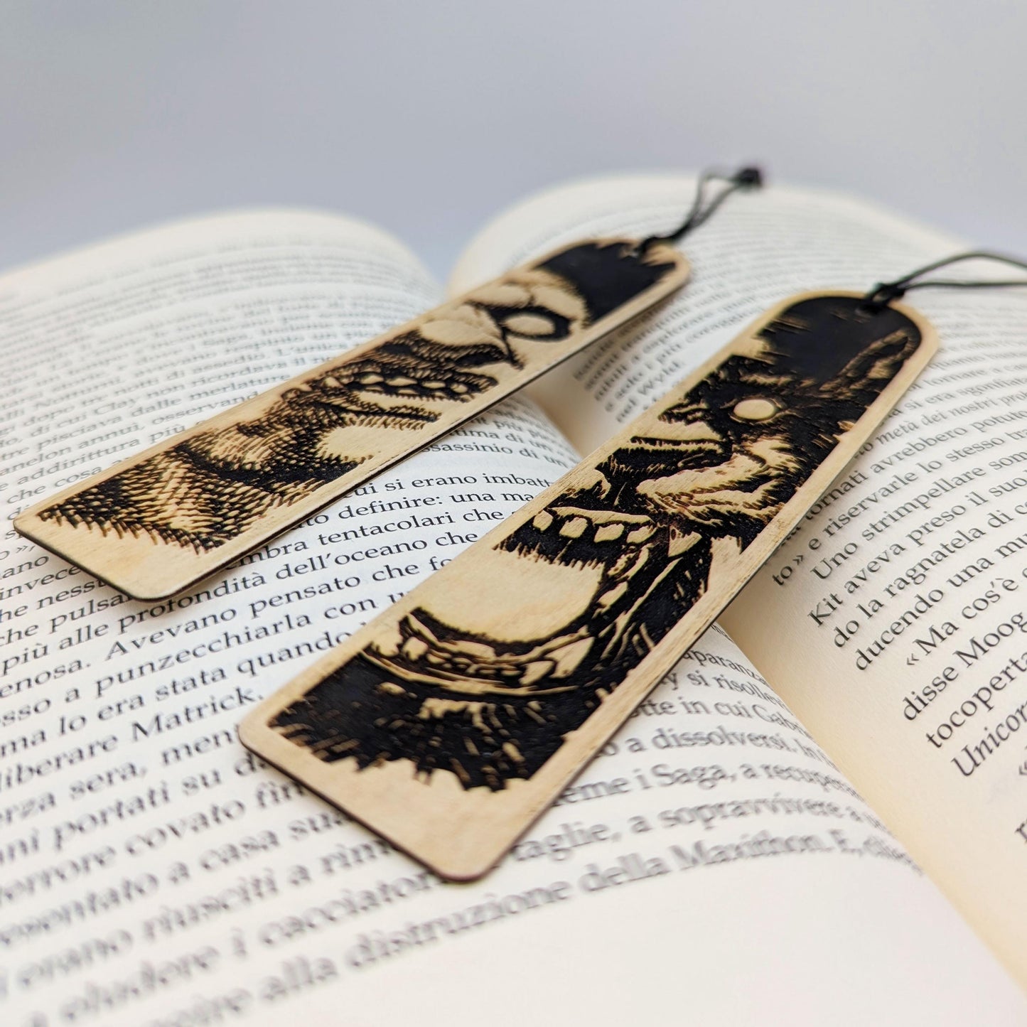 Segnalibro in legno ispirato a Berserk – Arte manga Zodd l'immortale – Realizzato in legno sottile – Regalo anime per lettori collezionisti