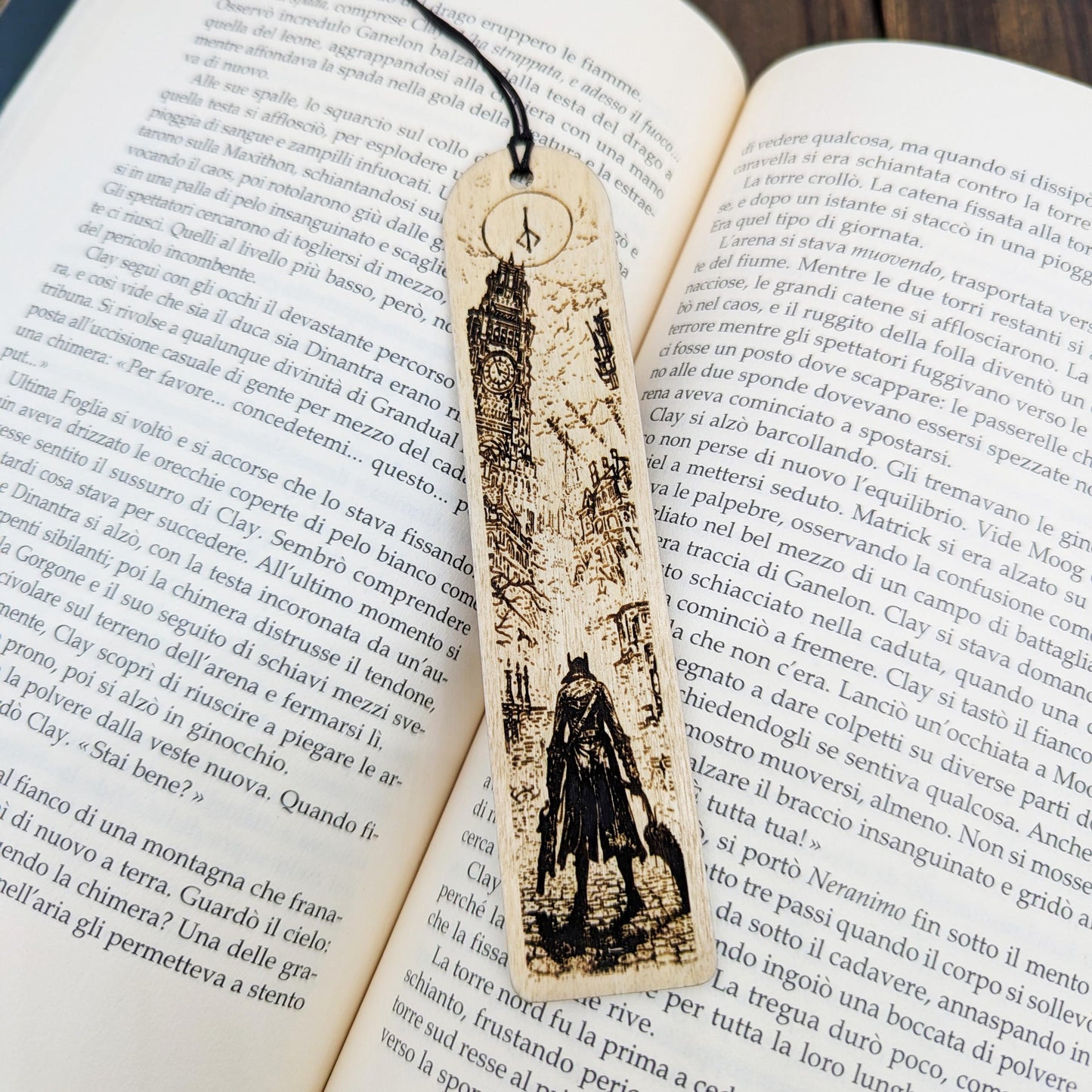 Segnalibro in legno ispirato a Bloodborne con cacciatore gotico a Yharnam regalo gamer