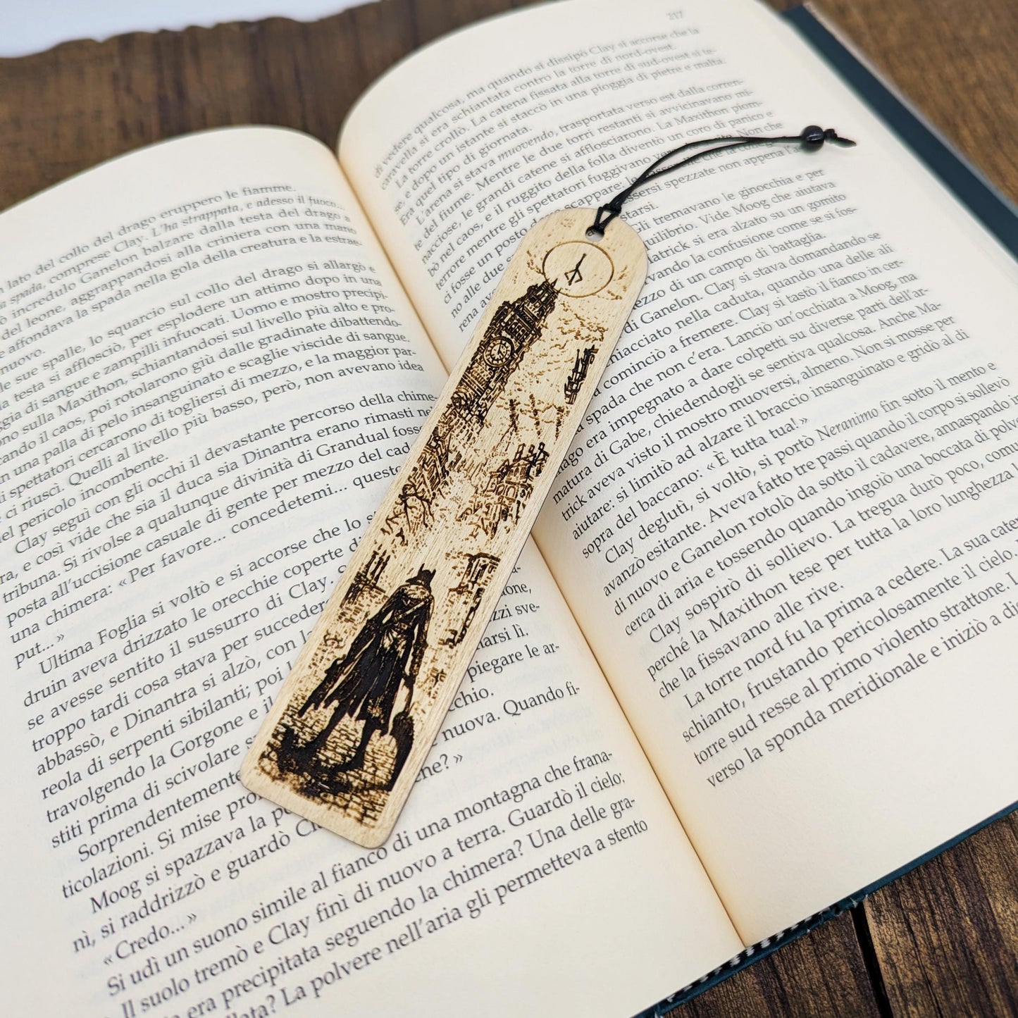 Segnalibro in legno ispirato a Bloodborne con cacciatore gotico a Yharnam regalo gamer