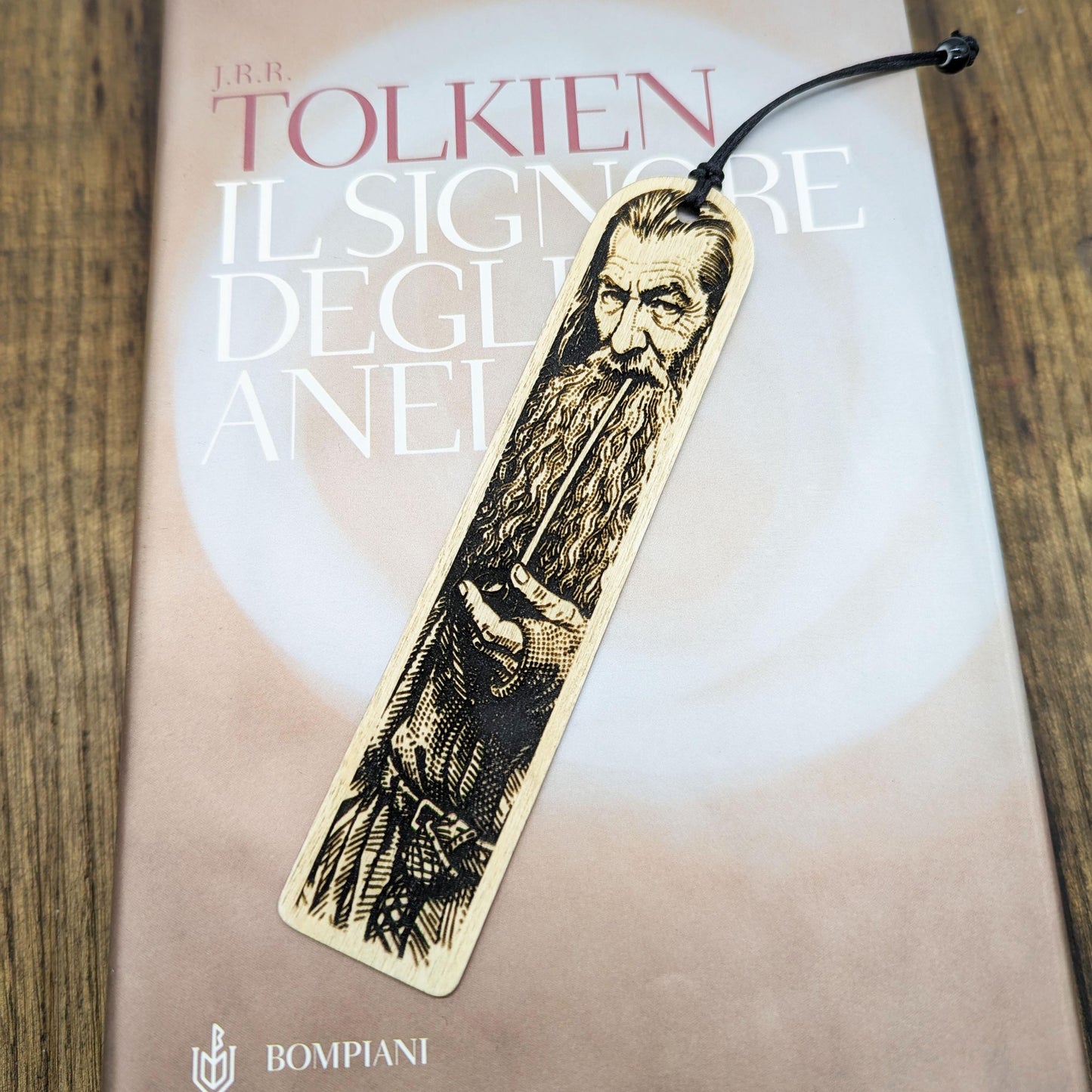 Segnalibro in legno Gandalf, design inciso ispirato a Il Signore degli Anelli