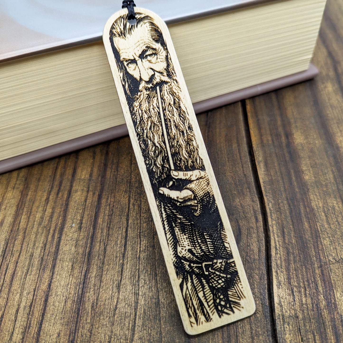 Segnalibro in legno Gandalf, design inciso ispirato a Il Signore degli Anelli
