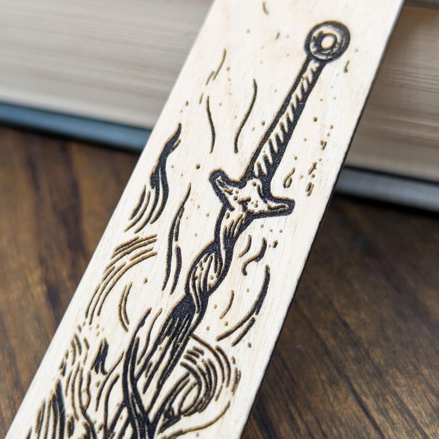 Segnalibro in legno Dark Souls ispirato all'iconico falò con la spada piantata – Idea regalo per gamer e lettori che amano la saga