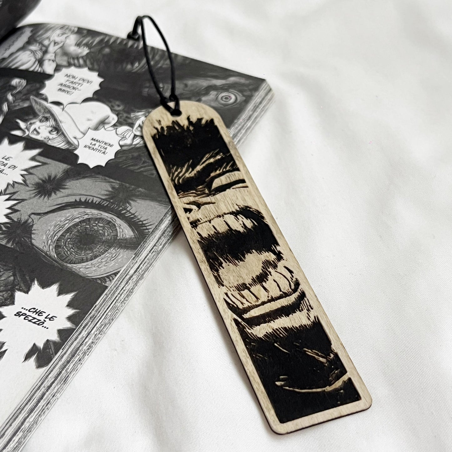 Segnalibro in legno ispirato a Berserk – Arte manga Guts / Gatsu – Realizzato in legno sottile – Regalo anime per lettori e collezionisti