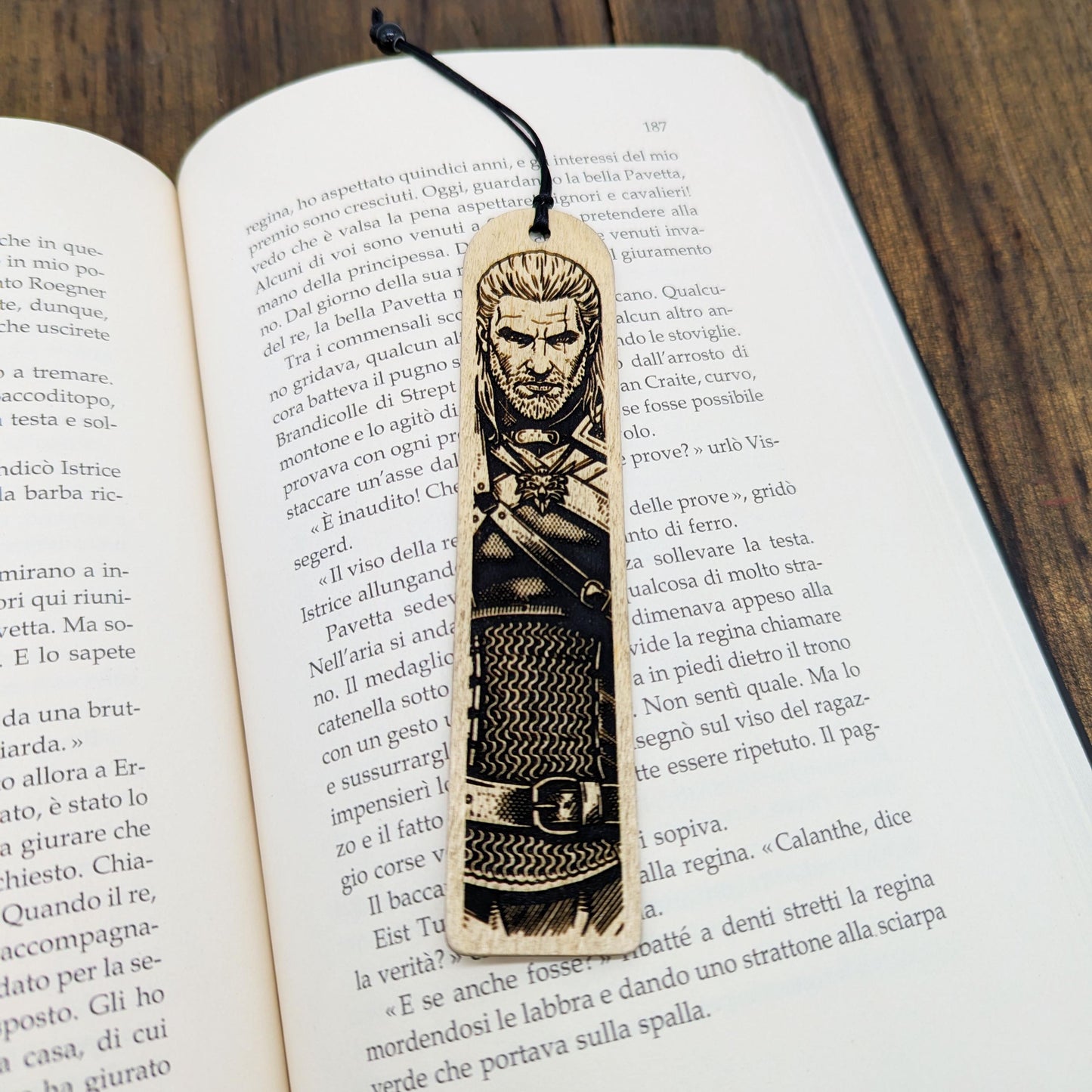 Segnalibro in legno Geralt di Rivia, design inciso ispirato a The Witcher