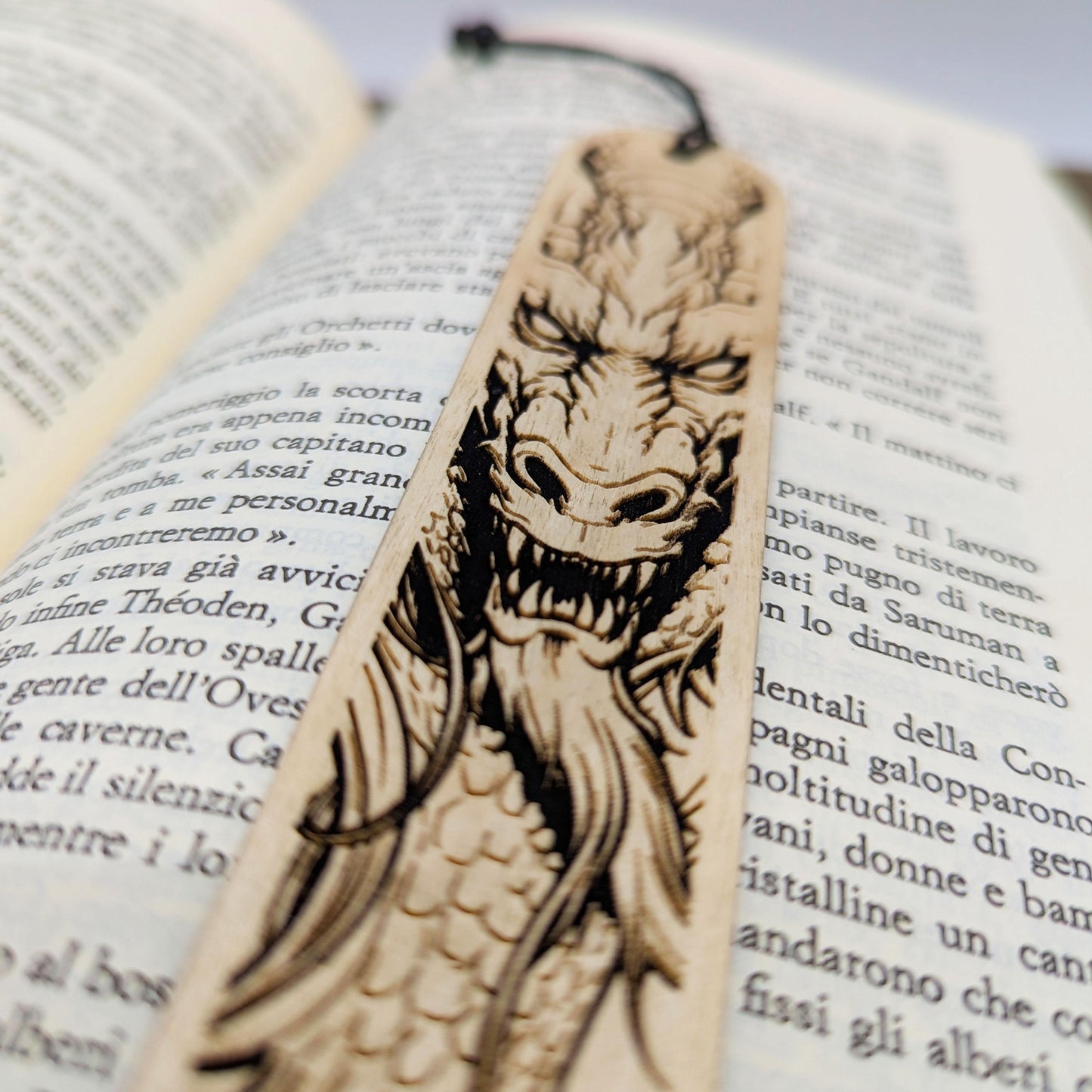 Segnalibro in legno con drago – Incisione fantasy per amanti dei libri e delle storie epiche – Idea regalo per lettori e giocatori di ruolo