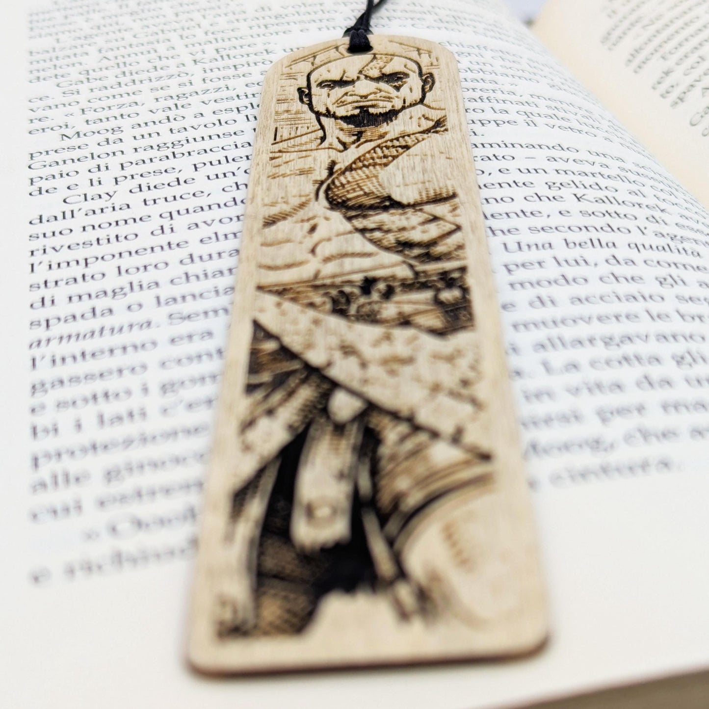 Segnalibro in legno Kratos, design ispirato al guerriero di God of War