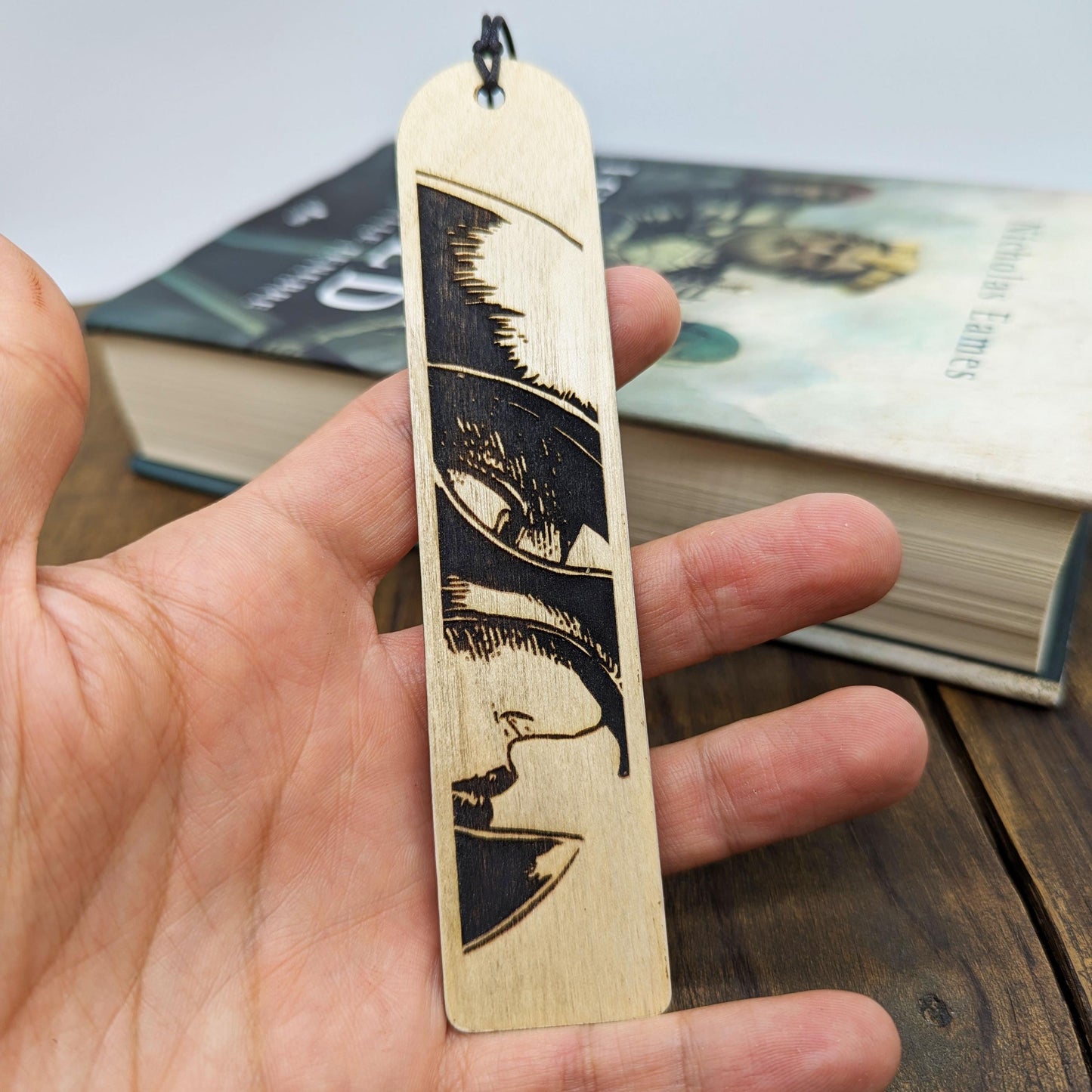 Segnalibro in legno ispirato a Grifis o Phemt dal manga Berserk