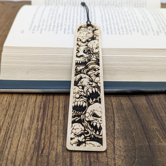 Segnalibro in legno raffigurante un orda di mostri Lovecraftiani – Regalo fantasy horror per lettori e giocatori di ruolo – Design grimdark