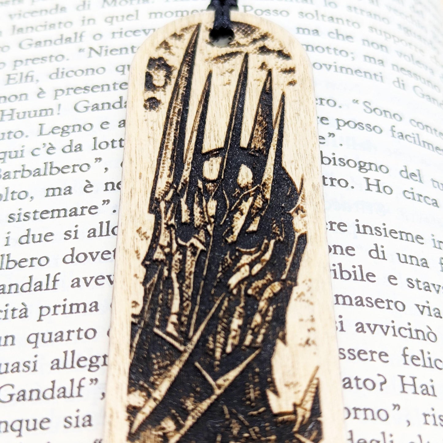 Segnalibro in legno Sauron, design inciso ispirato al Signore Oscuro de Il Signore degli Anelli